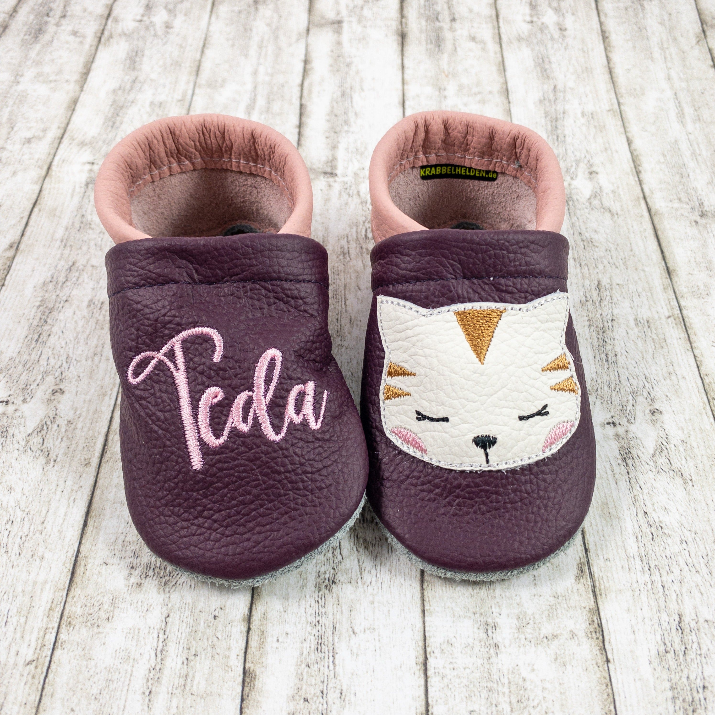 Krabbelschuhe in beere mit Katze und Personalisierung aus Echtleder