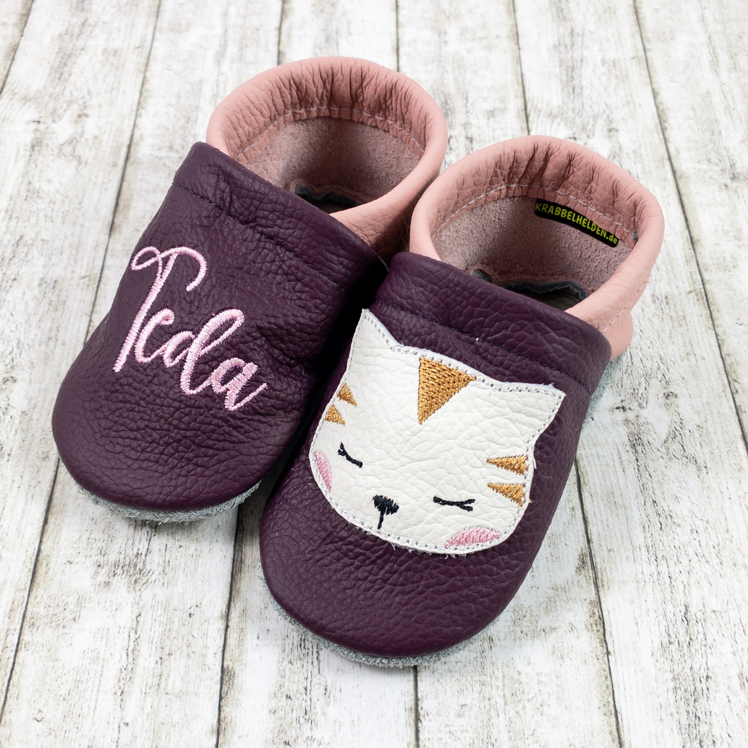 Krabbelschuhe in beere mit Katze und Personalisierung aus Echtleder