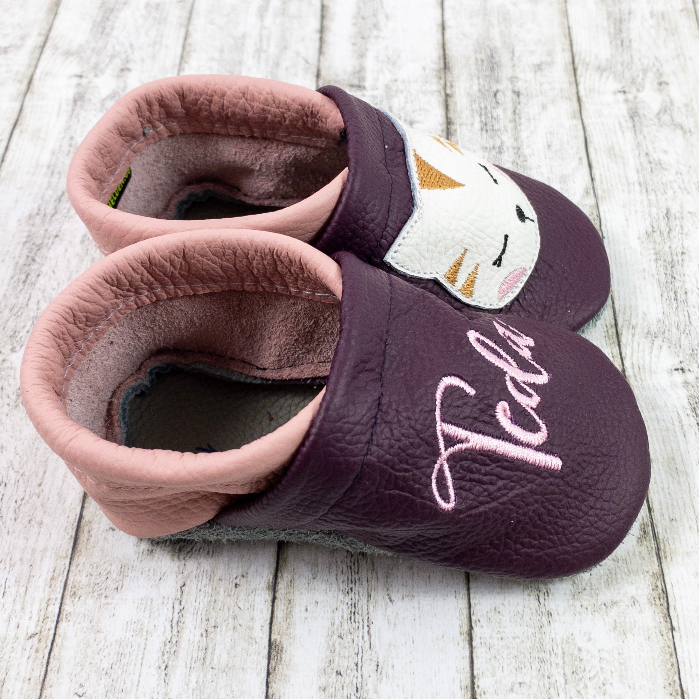 Krabbelschuhe in beere mit Katze und Personalisierung aus Echtleder