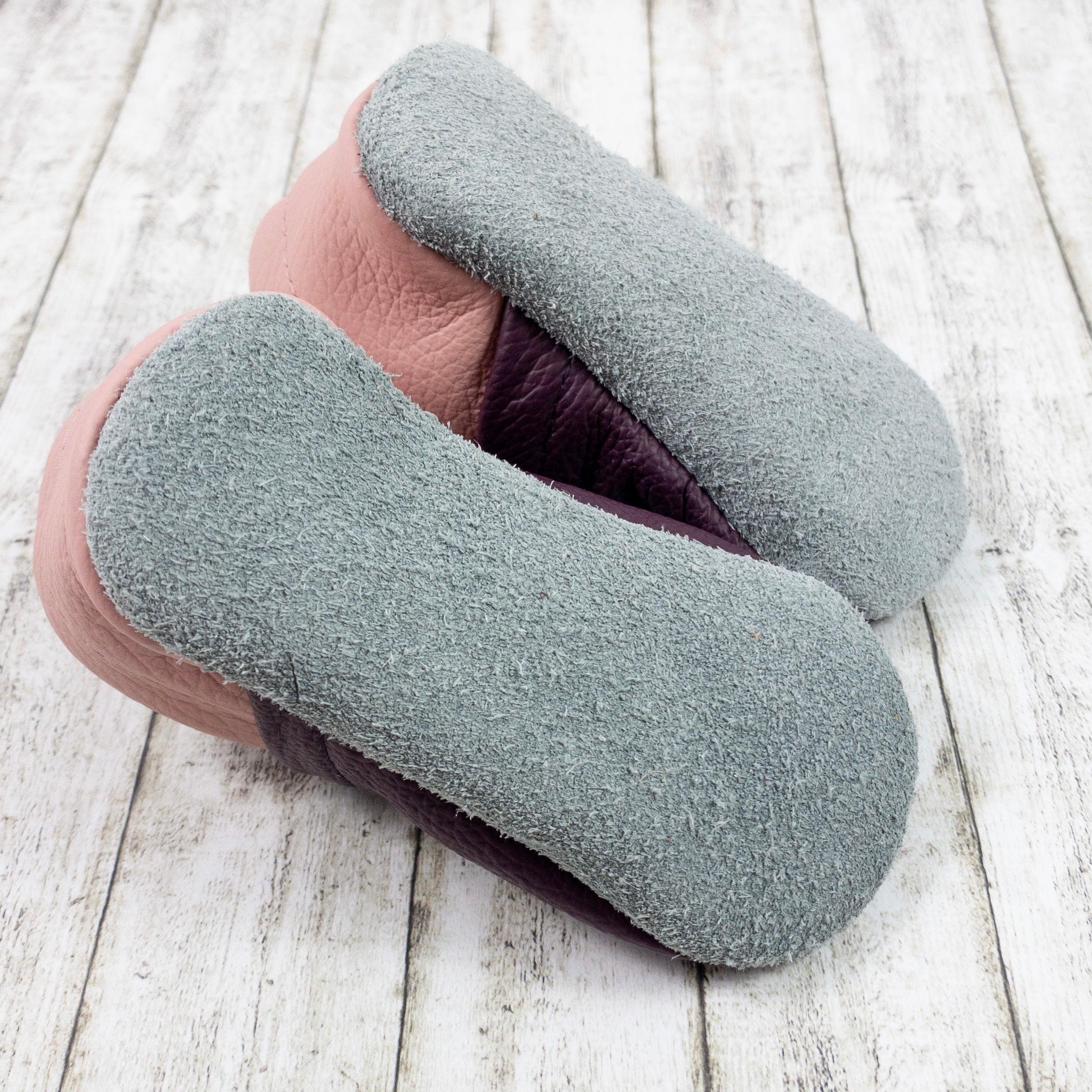 Krabbelschuhe in beere mit Katze und Personalisierung aus Echtleder