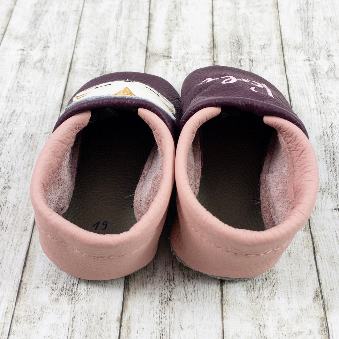 Krabbelschuhe in beere mit Katze und Personalisierung aus Echtleder