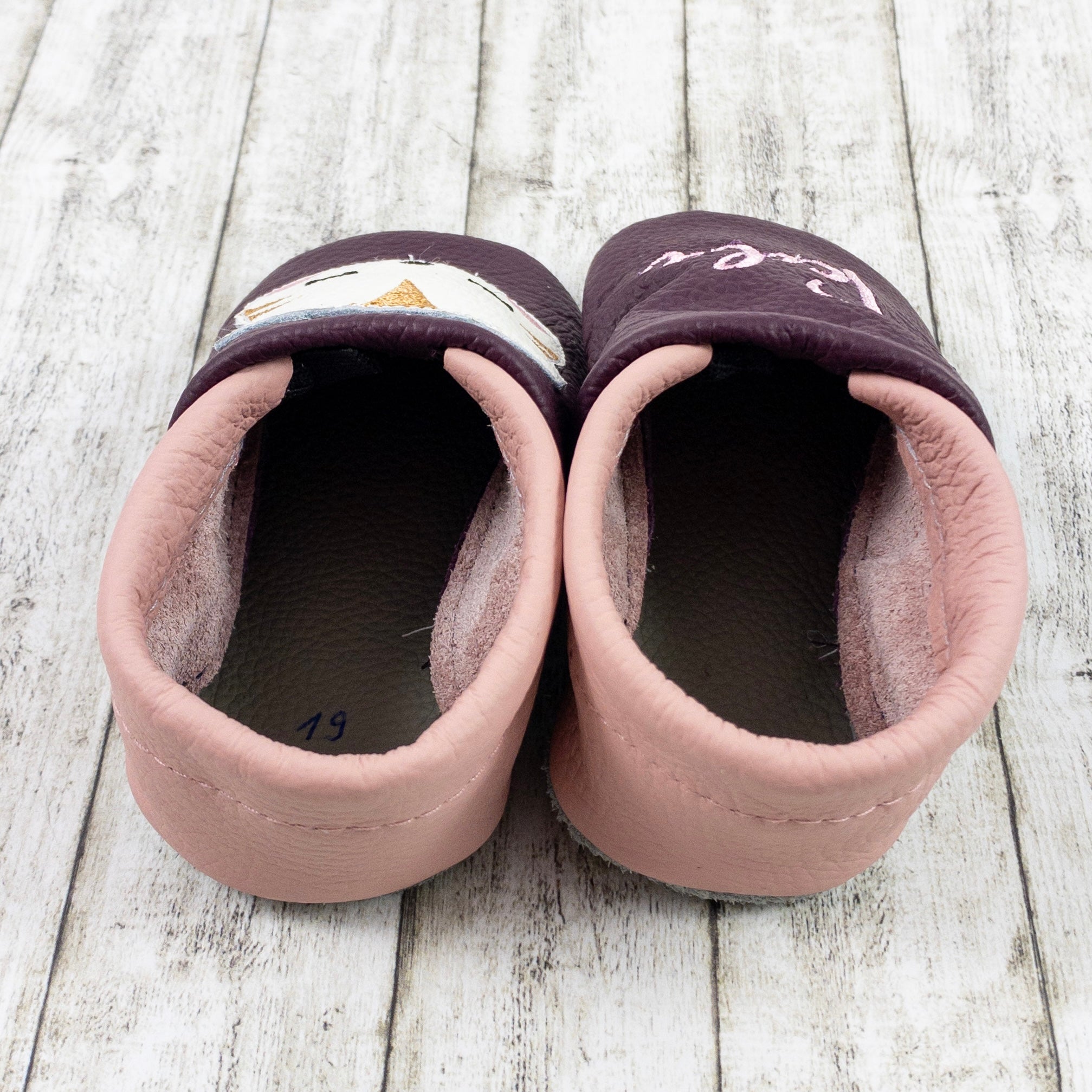 Krabbelschuhe in beere mit Katze und Personalisierung aus Echtleder