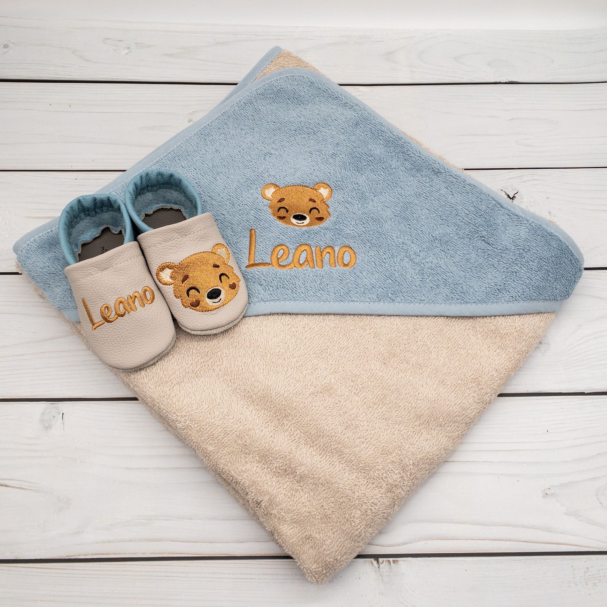Geschenk Set Bär - Krabbelschuhe, Schmusetuch und Kapuzenhandtuch bestickt mit Namen und Bären-nur Krabbelschuhe und Handtuch.