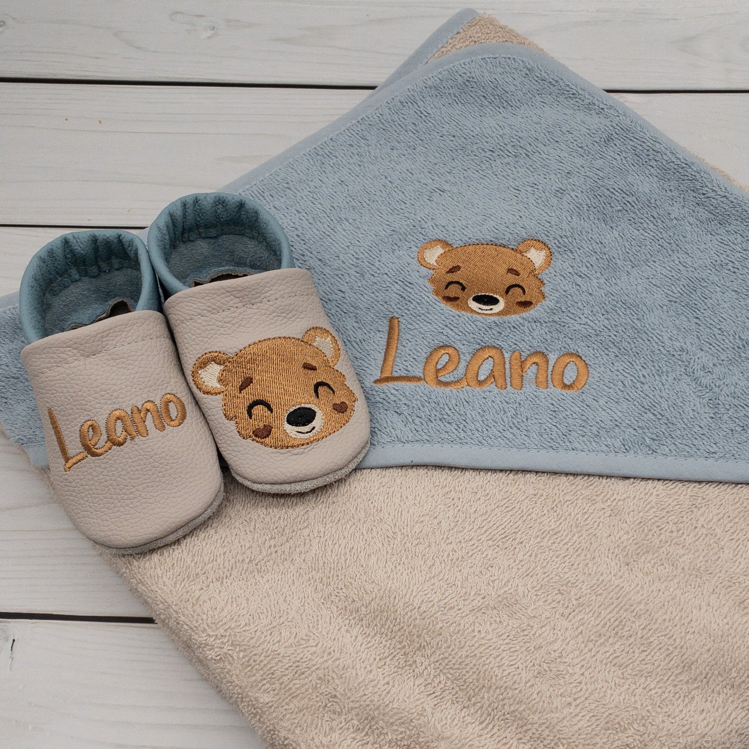 Geschenk Set Bär - Krabbelschuhe, Schmusetuch und Kapuzenhandtuch bestickt mit Namen und Bären-nur Krabbelschuhe und Handtuch.