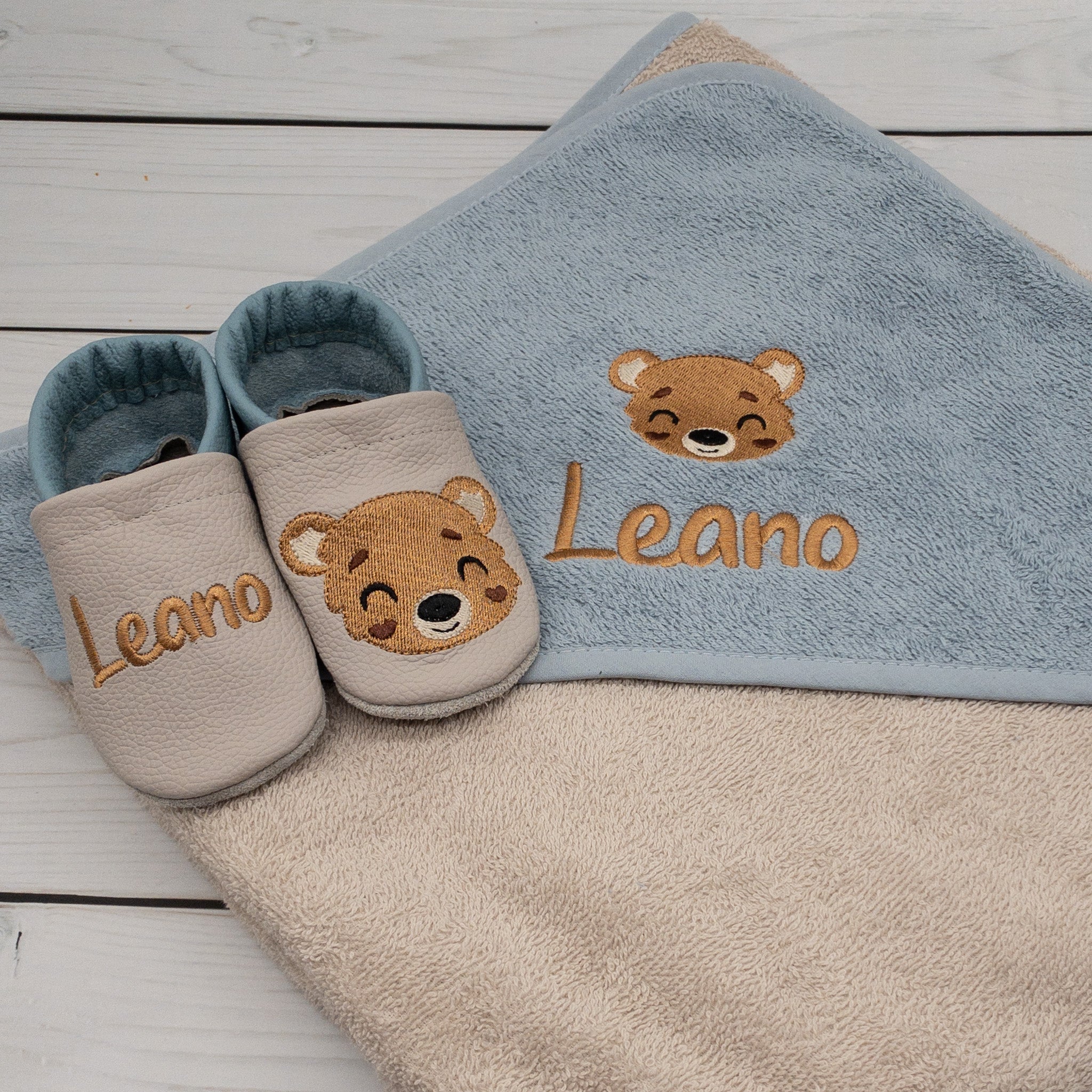 Geschenk Set Bär - Krabbelschuhe, Schmusetuch und Kapuzenhandtuch bestickt mit Namen und Bären-nur Krabbelschuhe und Handtuch.