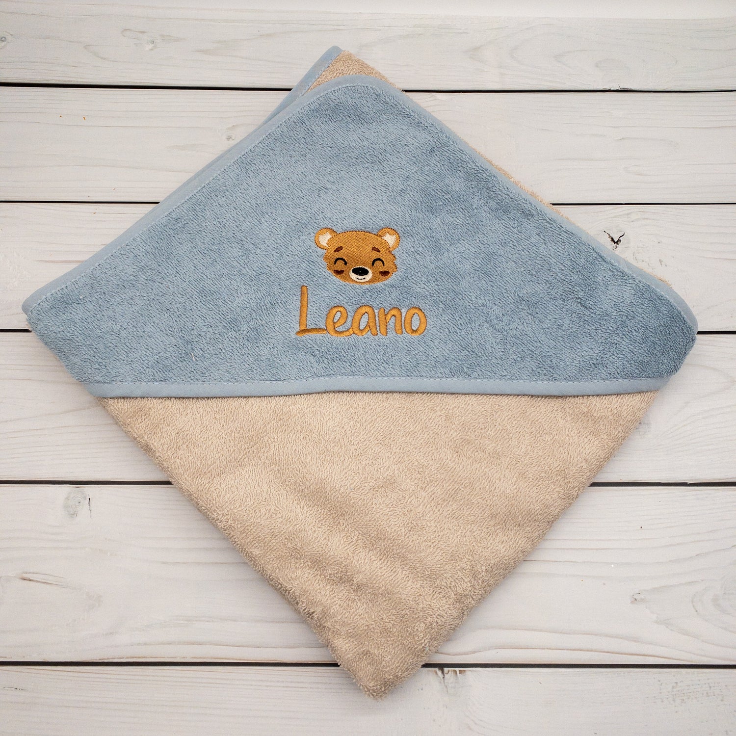 Geschenk Set Bär - Krabbelschuhe, Schmusetuch und Kapuzenhandtuch bestickt mit Namen und Bären-Handtuch.