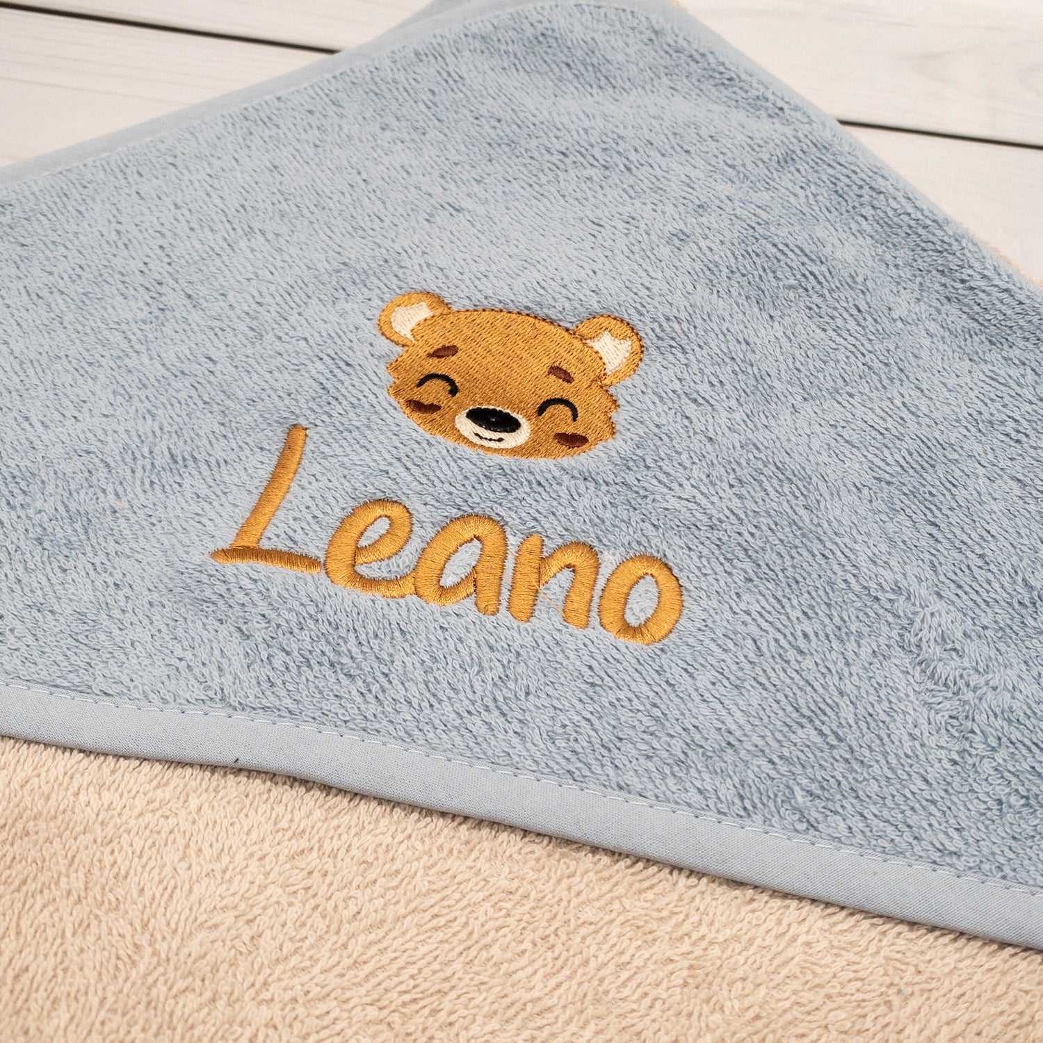 Geschenk Set Bär - Krabbelschuhe, Schmusetuch und Kapuzenhandtuch bestickt mit Namen und Bären-Motiv vom Handtuch