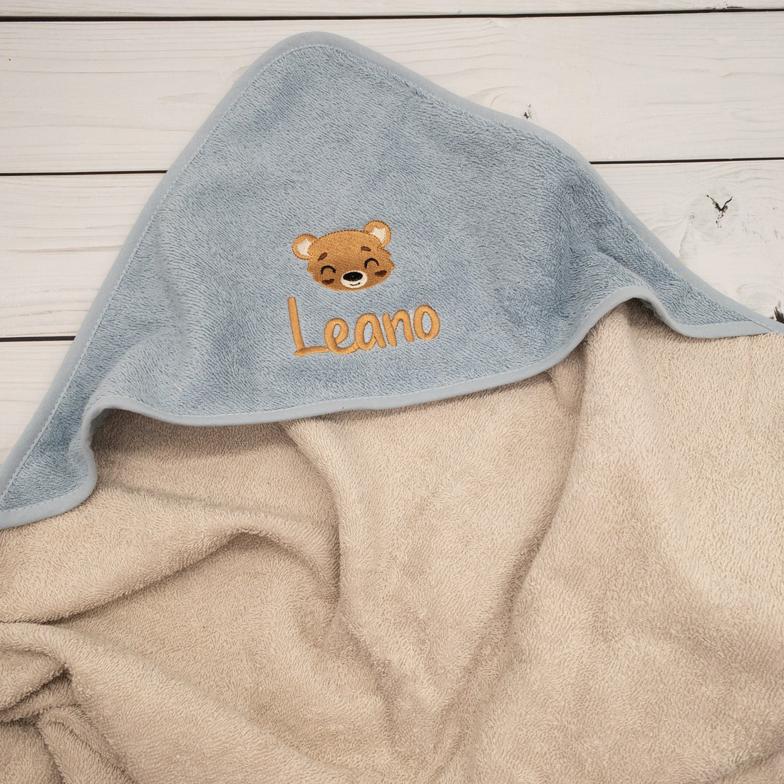 Geschenk Set Bär - Krabbelschuhe, Schmusetuch und Kapuzenhandtuch bestickt mit Namen und Bären.-nur das Handtuch entfaltet.