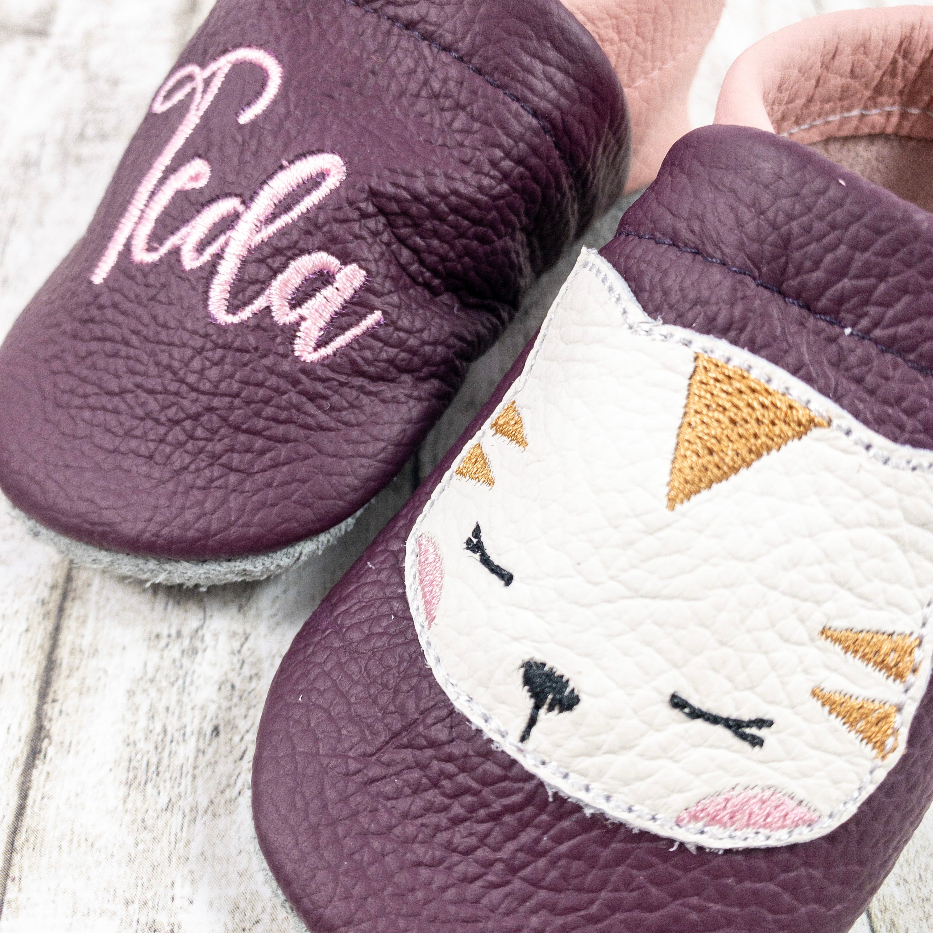 Krabbelschuhe in beere mit Katze und Personalisierung aus Echtleder