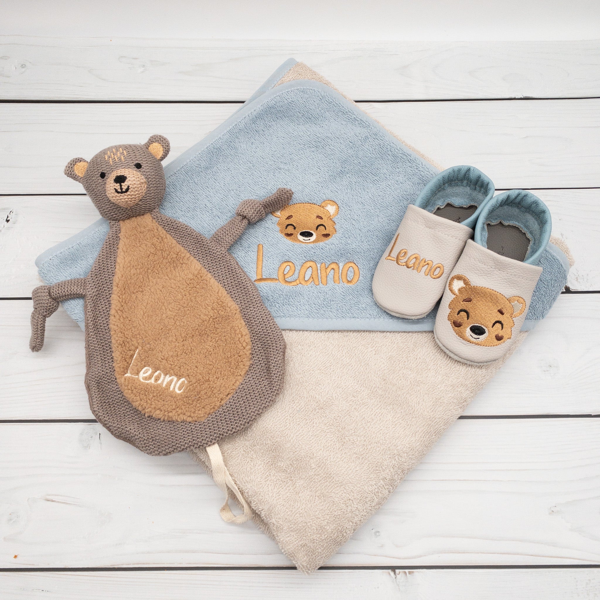 Geschenk Set Bär - Krabbelschuhe, Schmusetuch und Kapuzenhandtuch bestickt mit Namen und Bären.