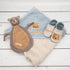 Geschenk Set Bär - Krabbelschuhe, Schmusetuch und Kapuzenhandtuch bestickt mit Namen und Bären.