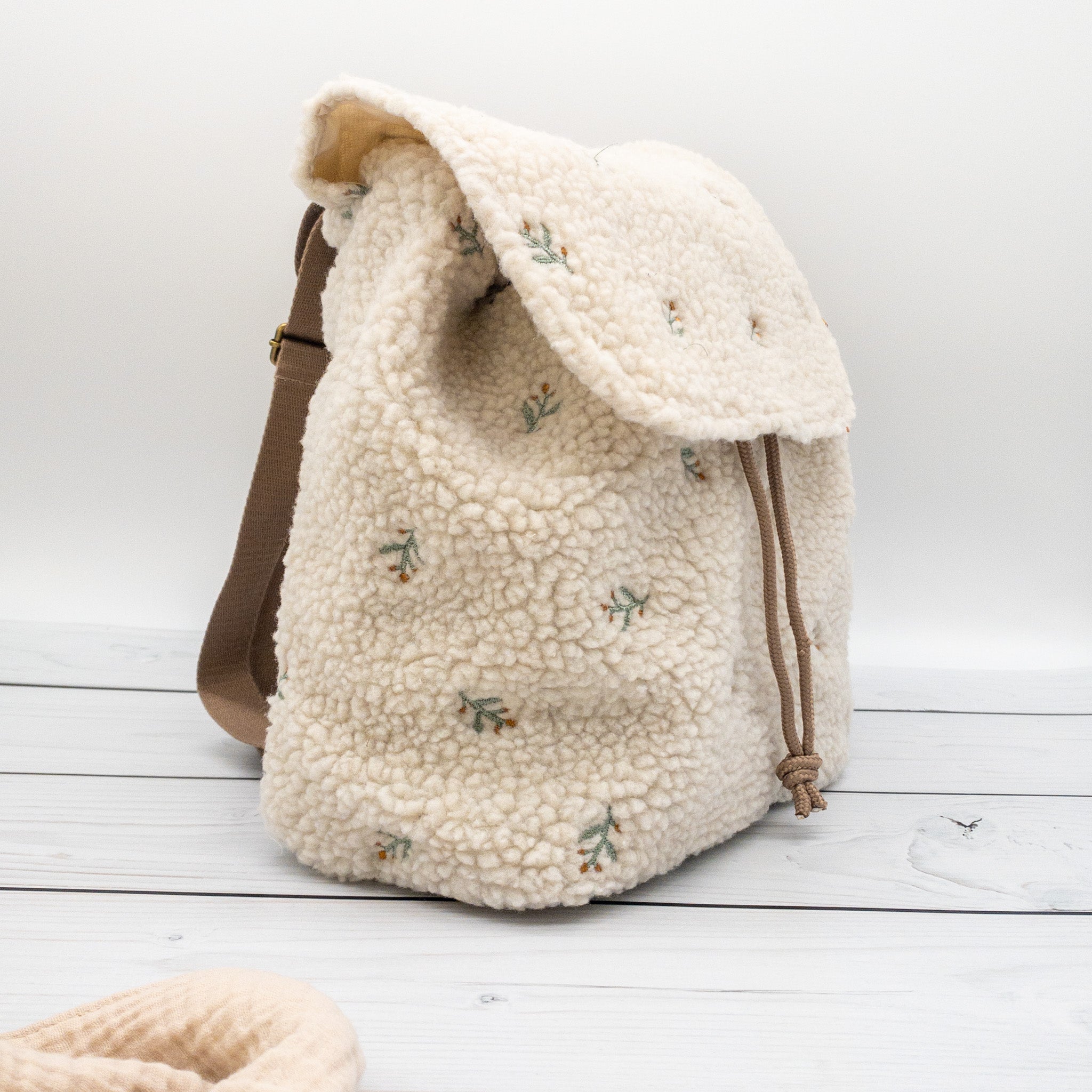 Teddy Kinder Rucksack personalisiert mit kleinen Blumen und Namen