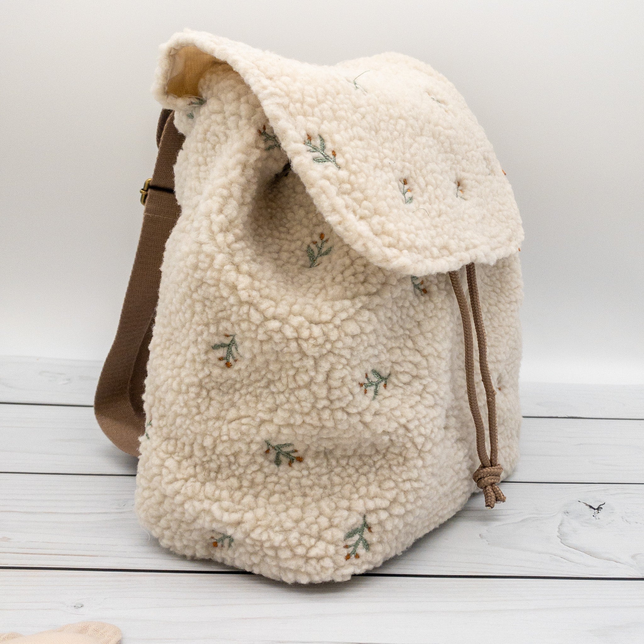 Teddy Kinder Rucksack personalisiert mit kleinen Blumen und Namen