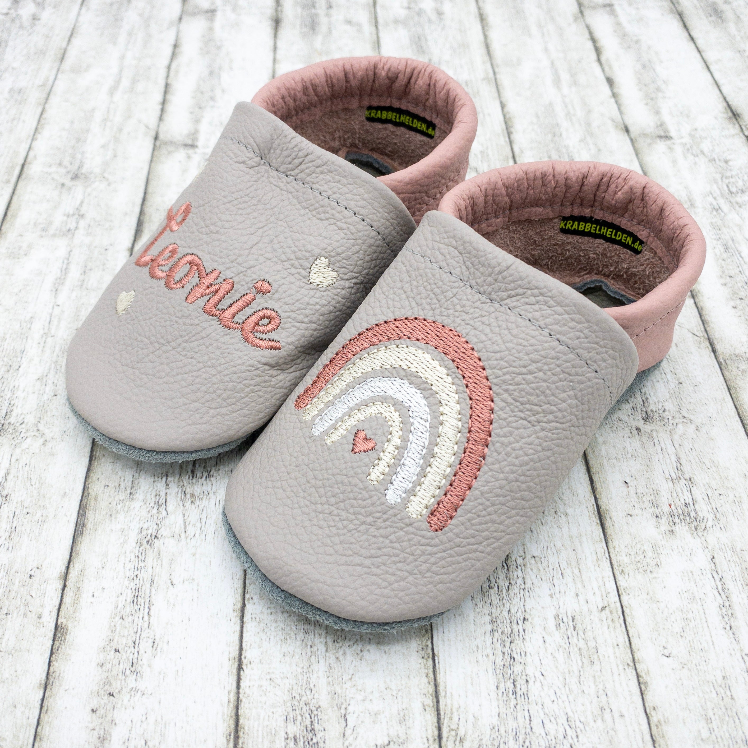 Krabbelschuhe mit Regenbogen und kleinen Herzen mit Name Lederpuschen aus Echtleder