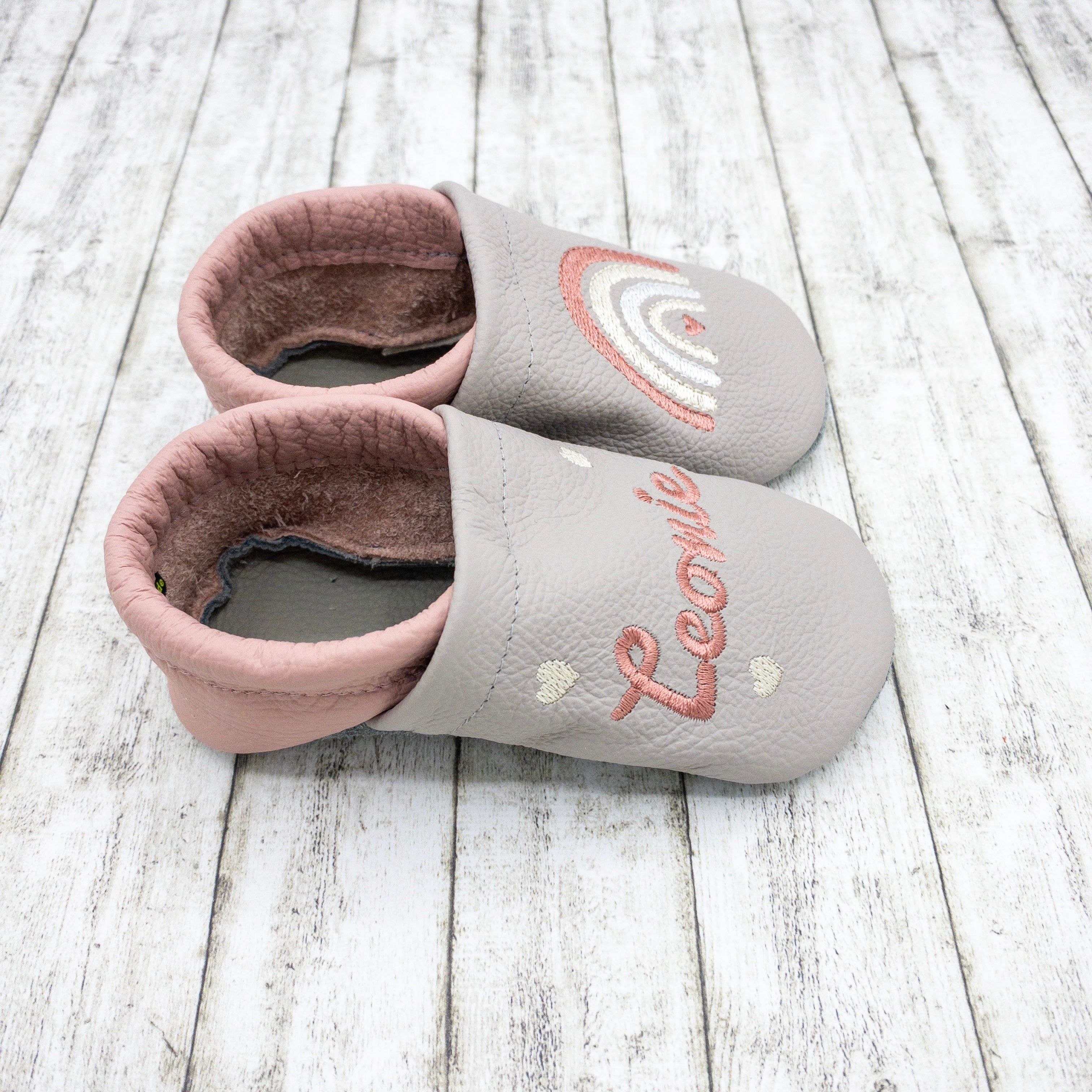 Krabbelschuhe mit Regenbogen und kleinen Herzen mit Name Lederpuschen aus Echtleder