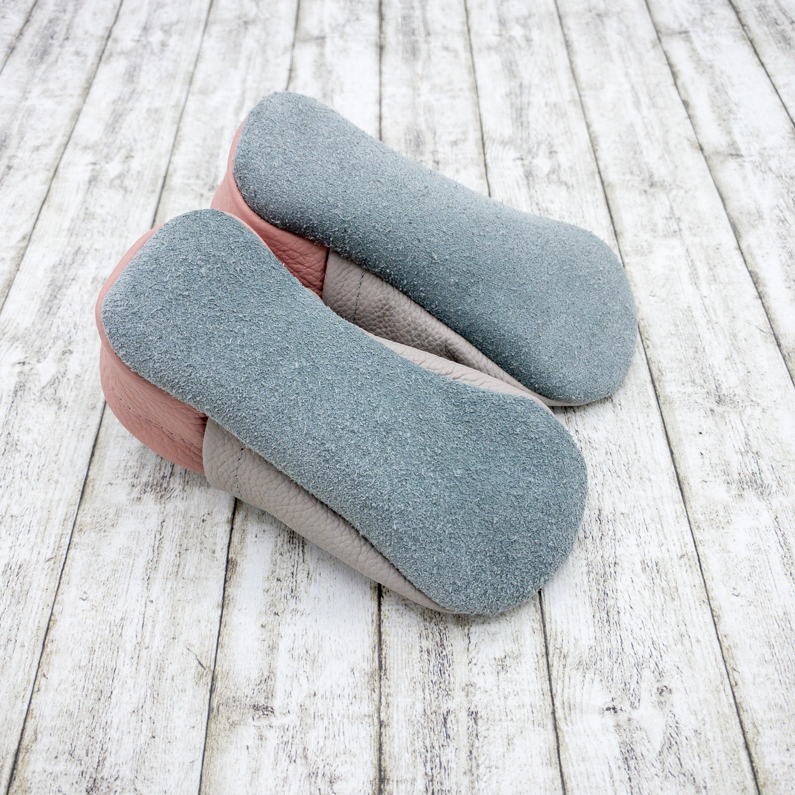 Krabbelschuhe mit Regenbogen und kleinen Herzen mit Name Lederpuschen aus Echtleder