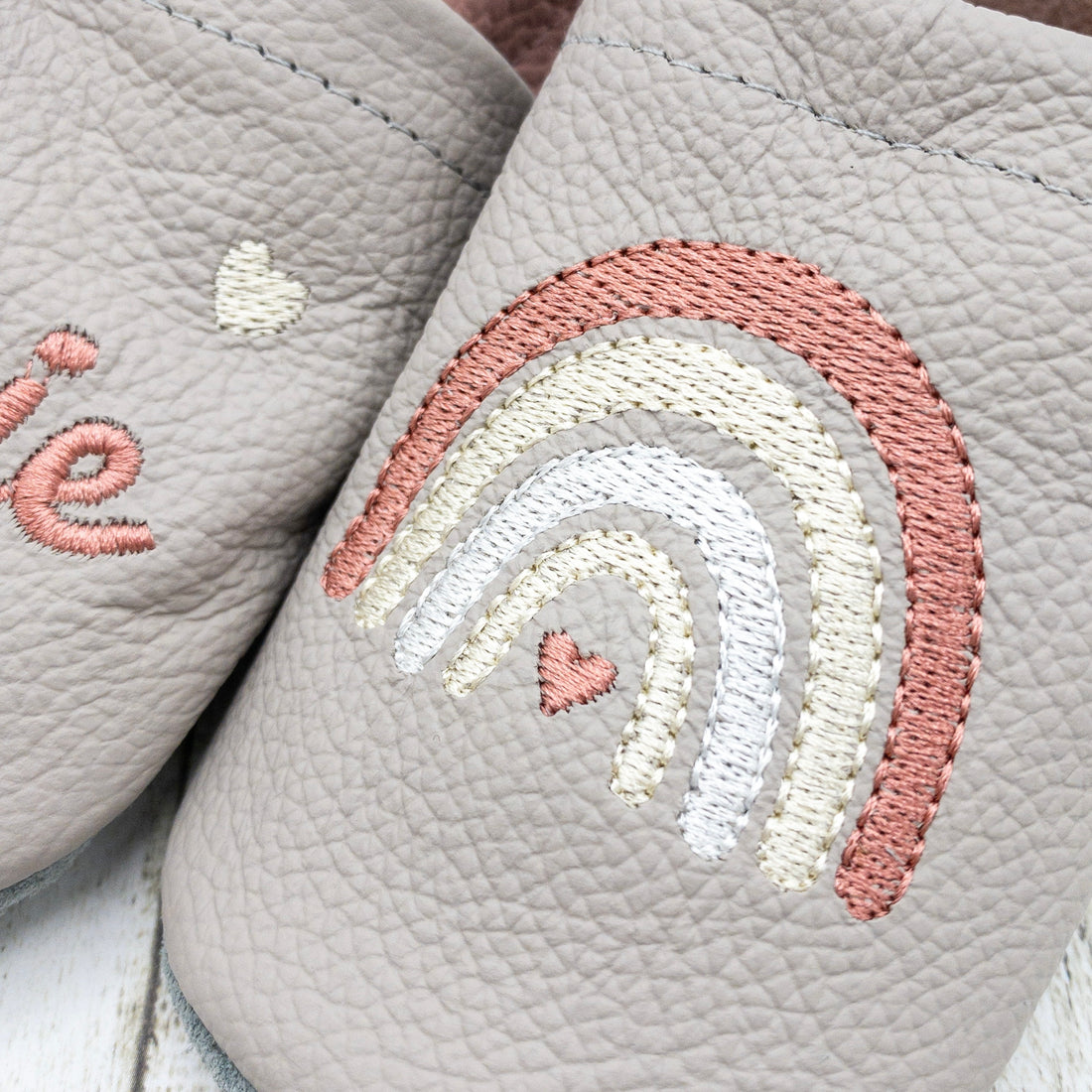 Krabbelschuhe mit Regenbogen und kleinen Herzen mit Name Lederpuschen aus Echtleder