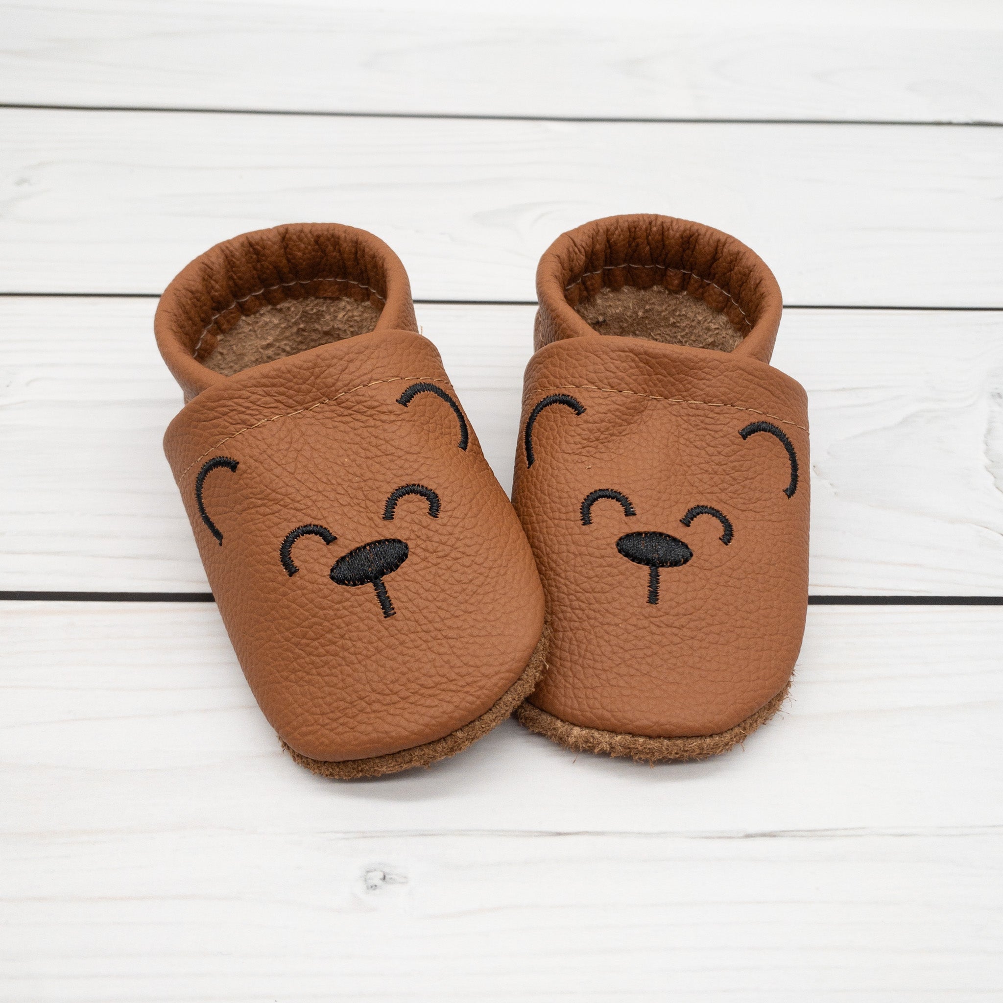 Personalisierte Krabbelschuhe mit Bär in haselnussbraun aus weichem Leder