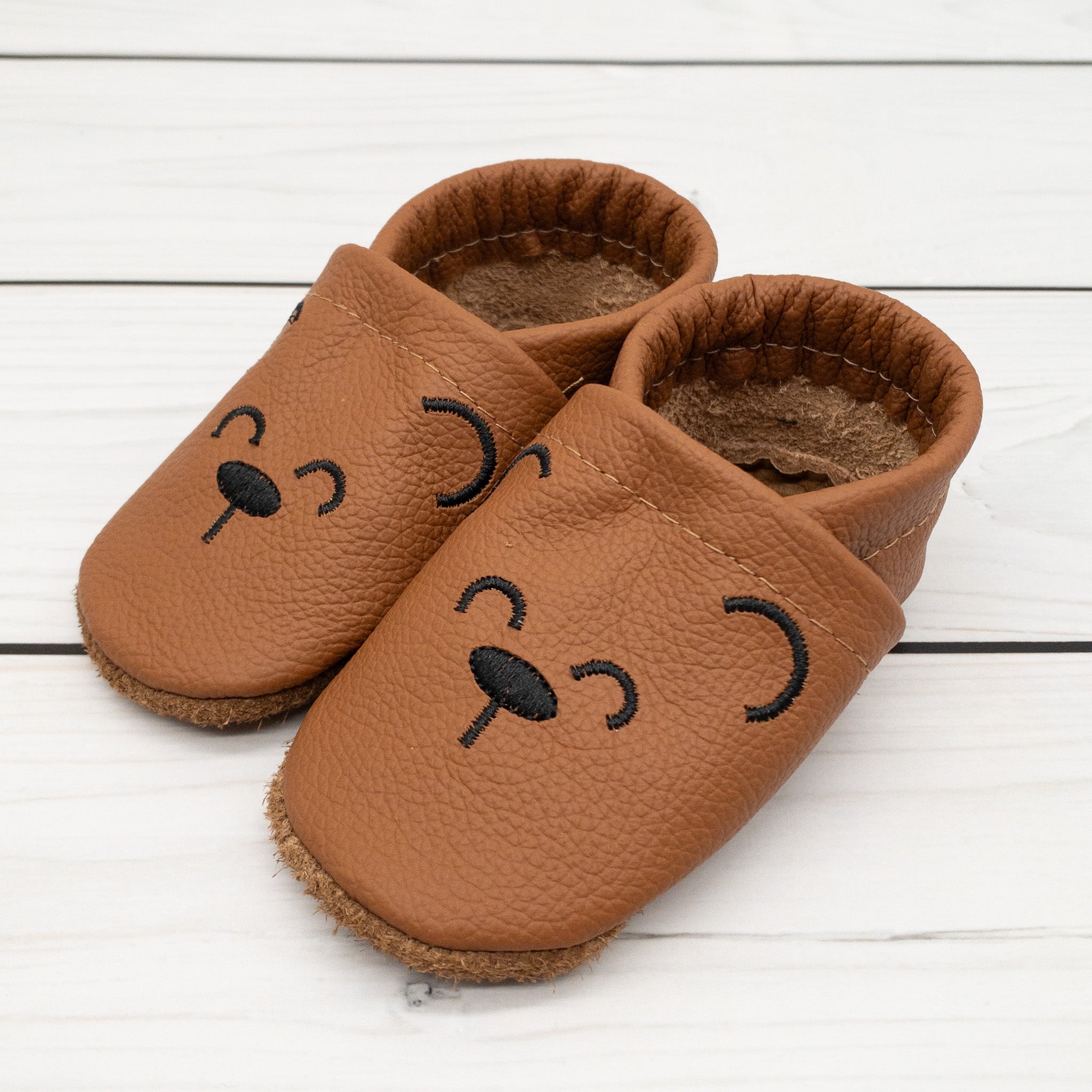 Personalisierte Krabbelschuhe mit Bär in haselnussbraun aus weichem Leder