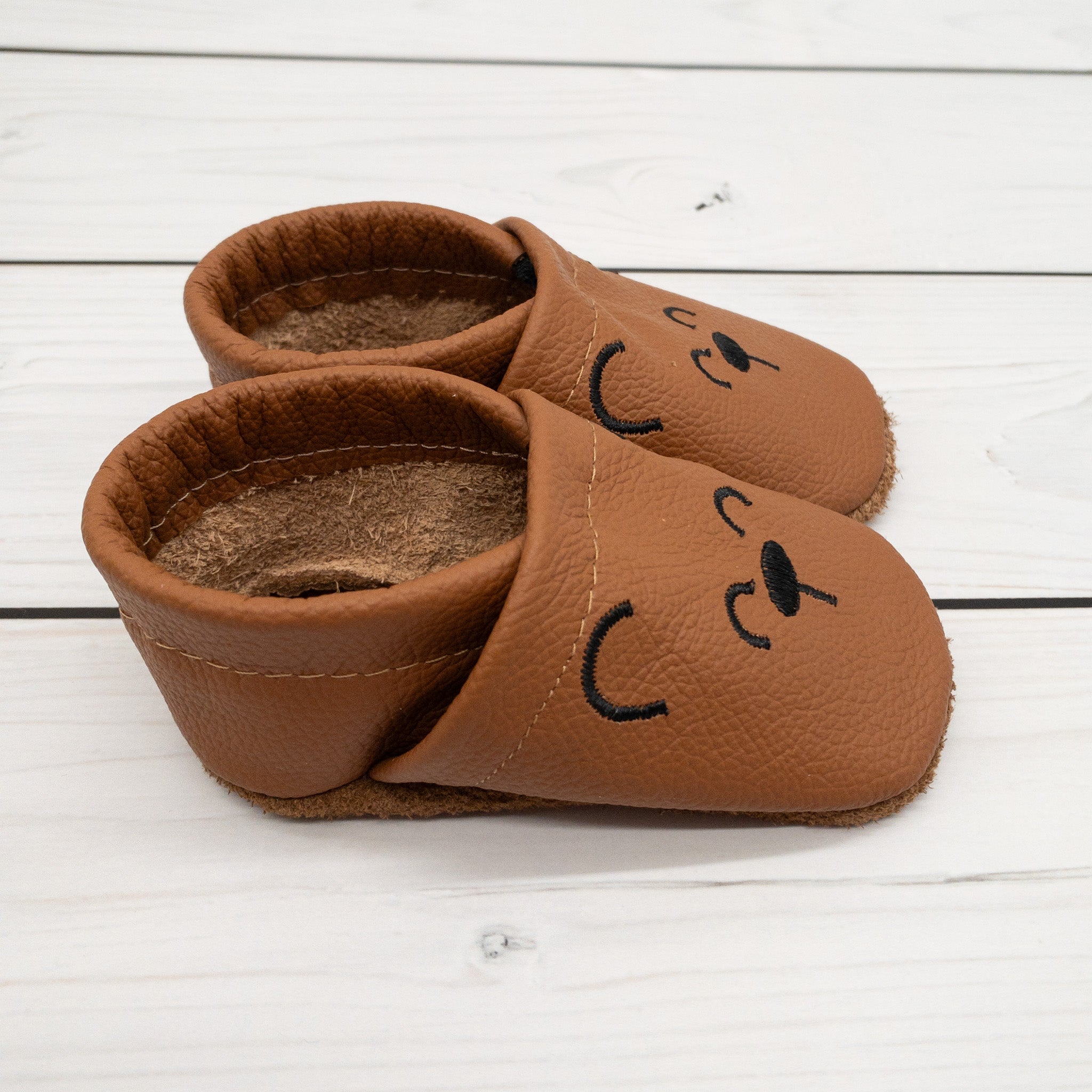 Personalisierte Krabbelschuhe mit Bär in haselnussbraun aus weichem Leder