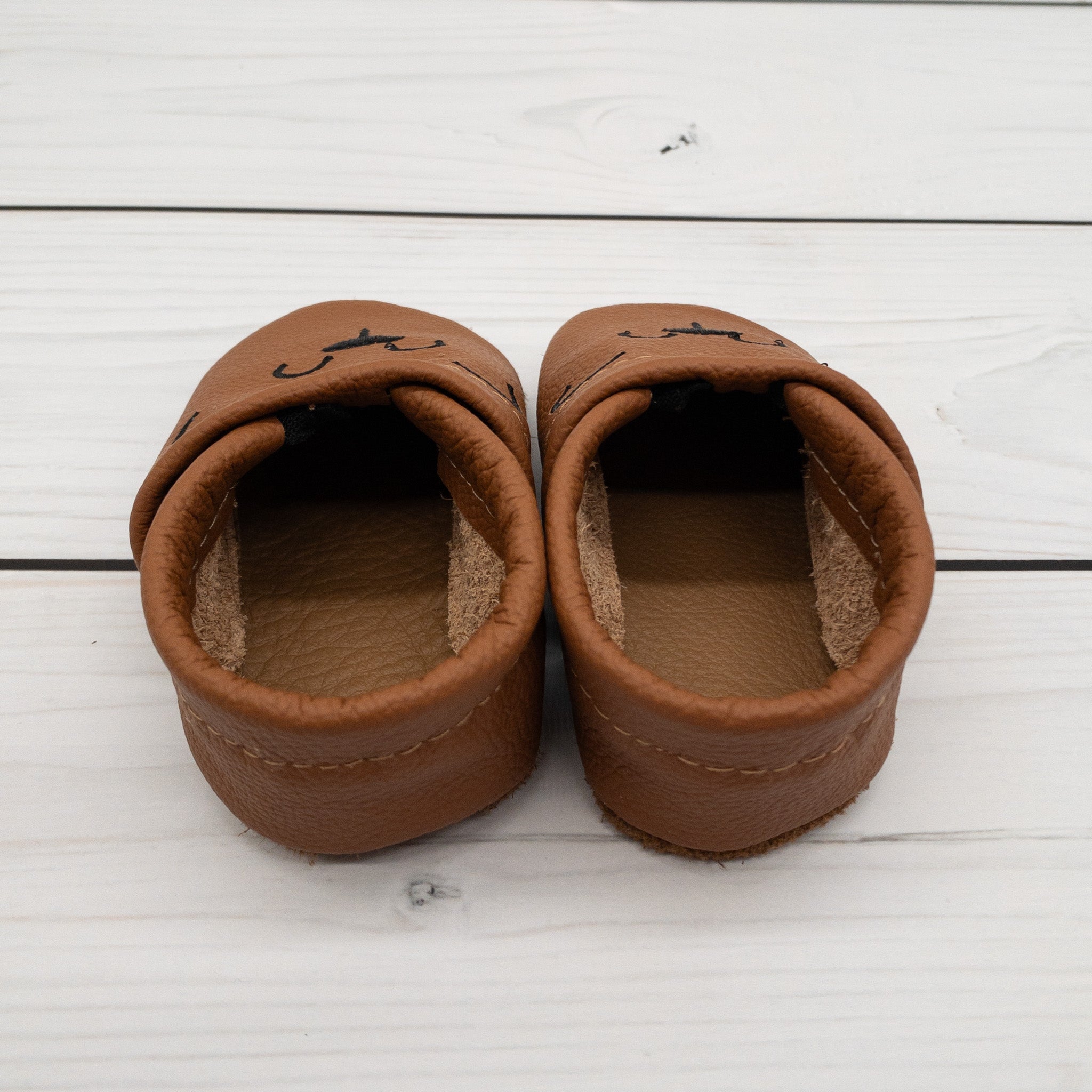 Personalisierte Krabbelschuhe mit Teddy Gesicht - individuell mit Namen bestickt sind sie die perfekten Lauflernschuhe