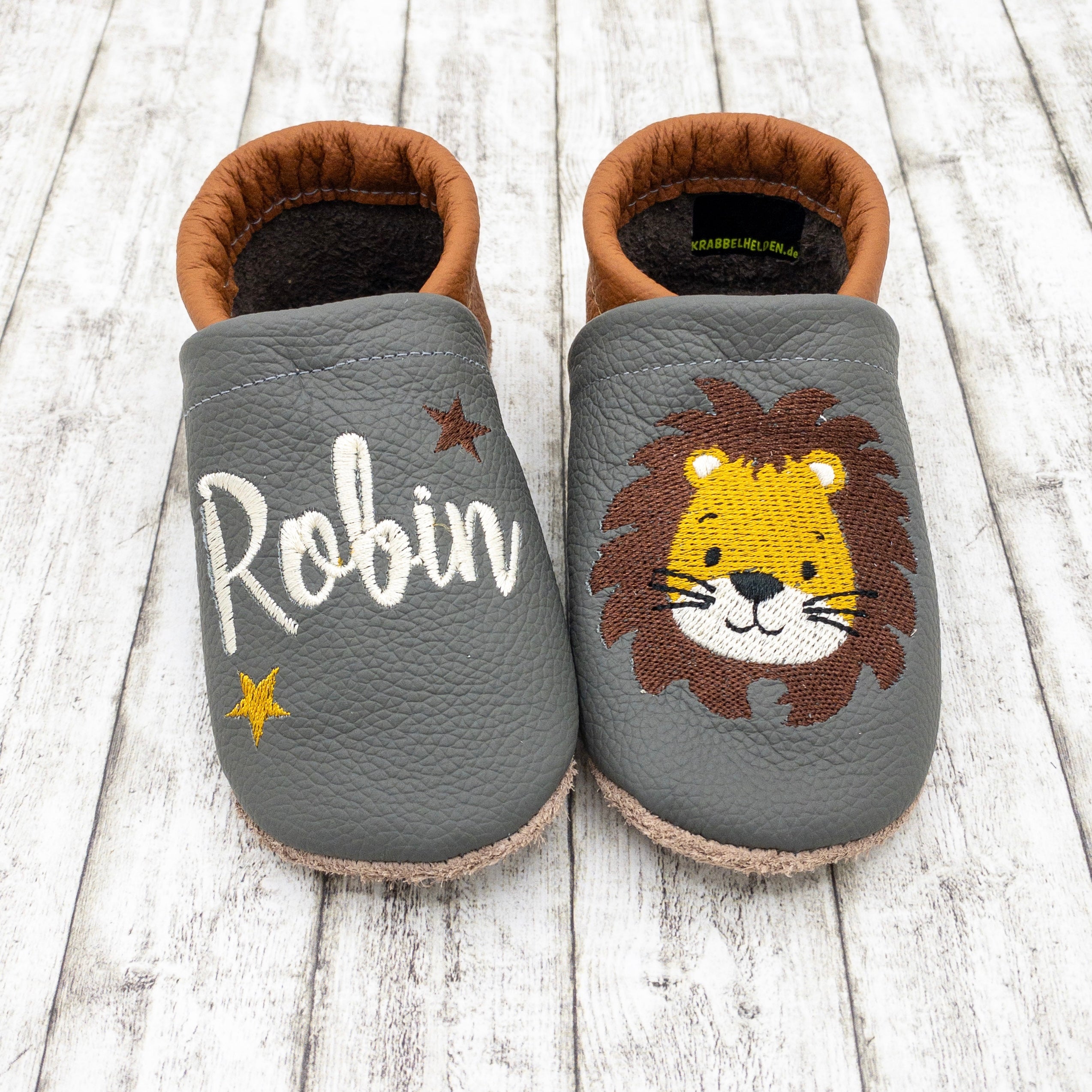 Krabbelschuhe mit Löwe und Name bestickt