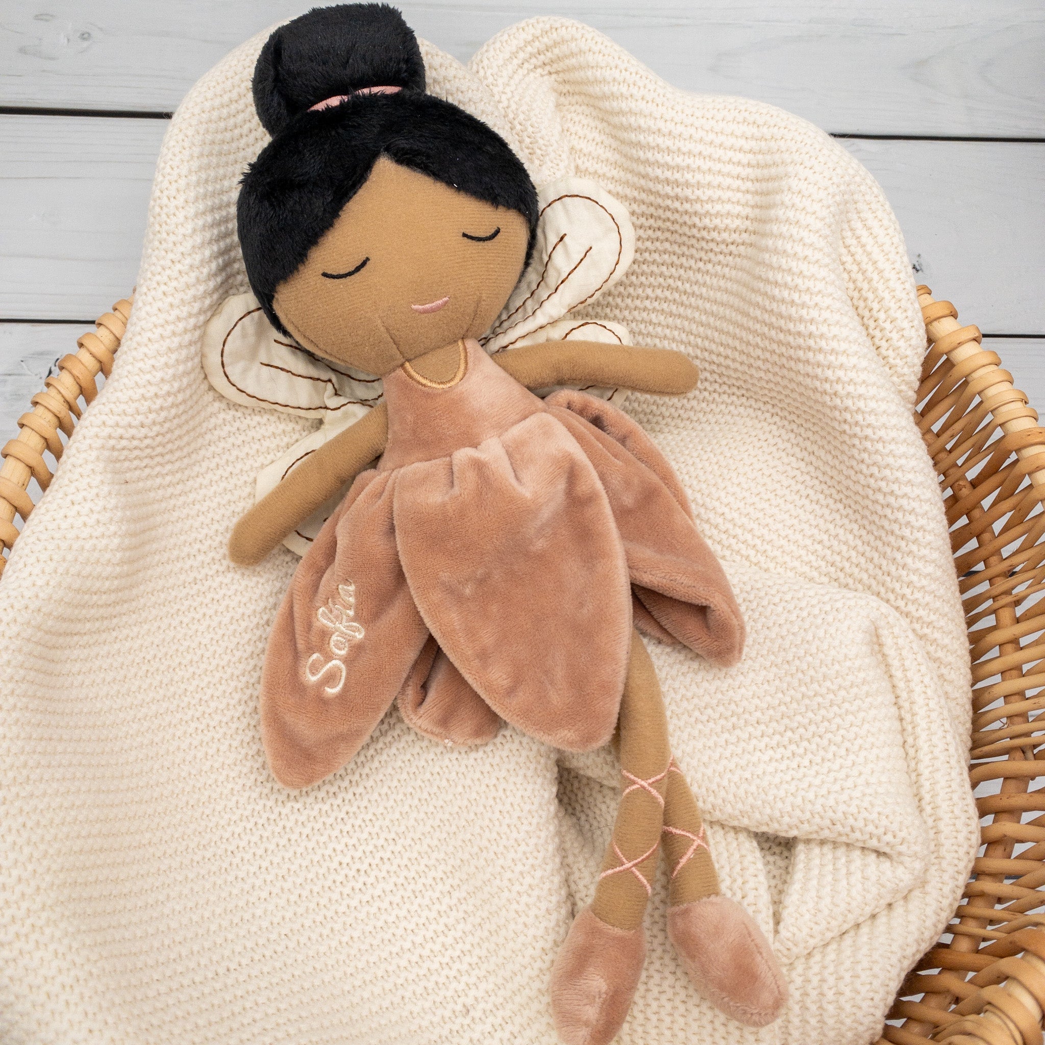 Personalisierte Stoffpuppe - Fee im Blütenkleid - zauberhafte Puppe mit Namen bestickt