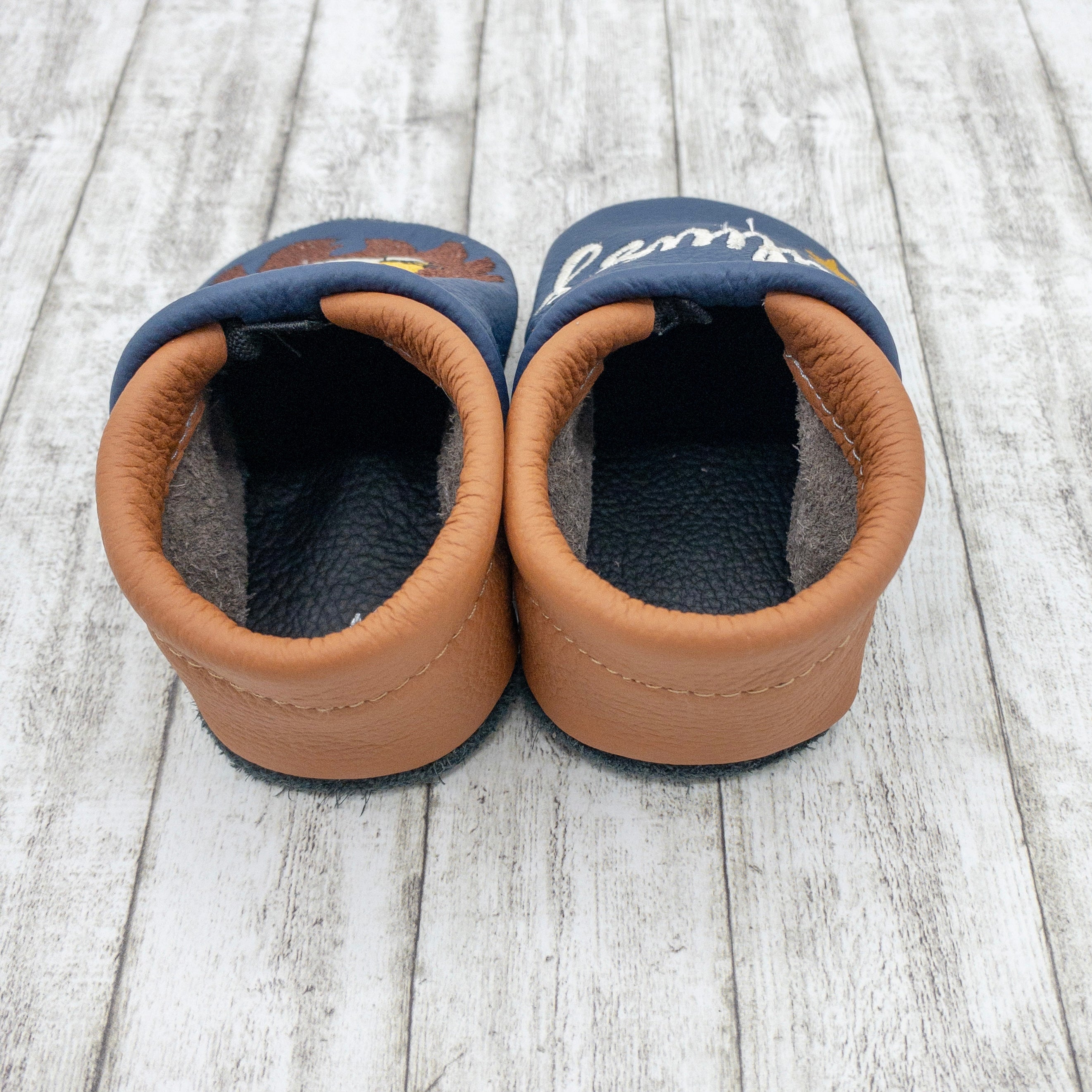 Krabbelschuhe mit Löwe und Name bestickt