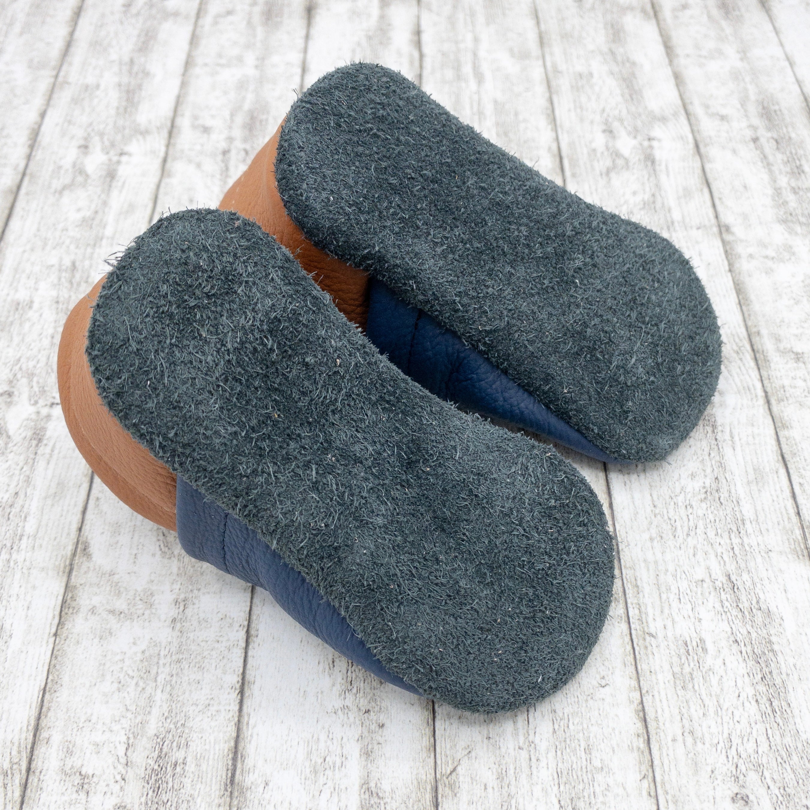 Krabbelschuhe mit Löwe und Name bestickt