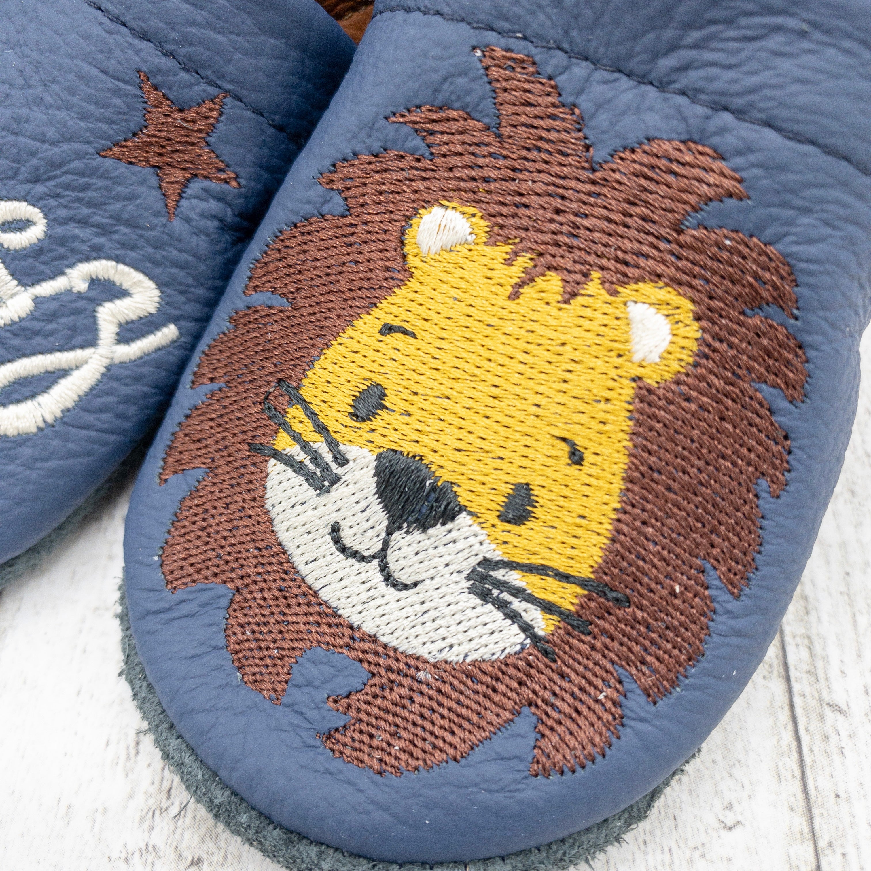 Krabbelschuhe mit Löwe und Name bestickt