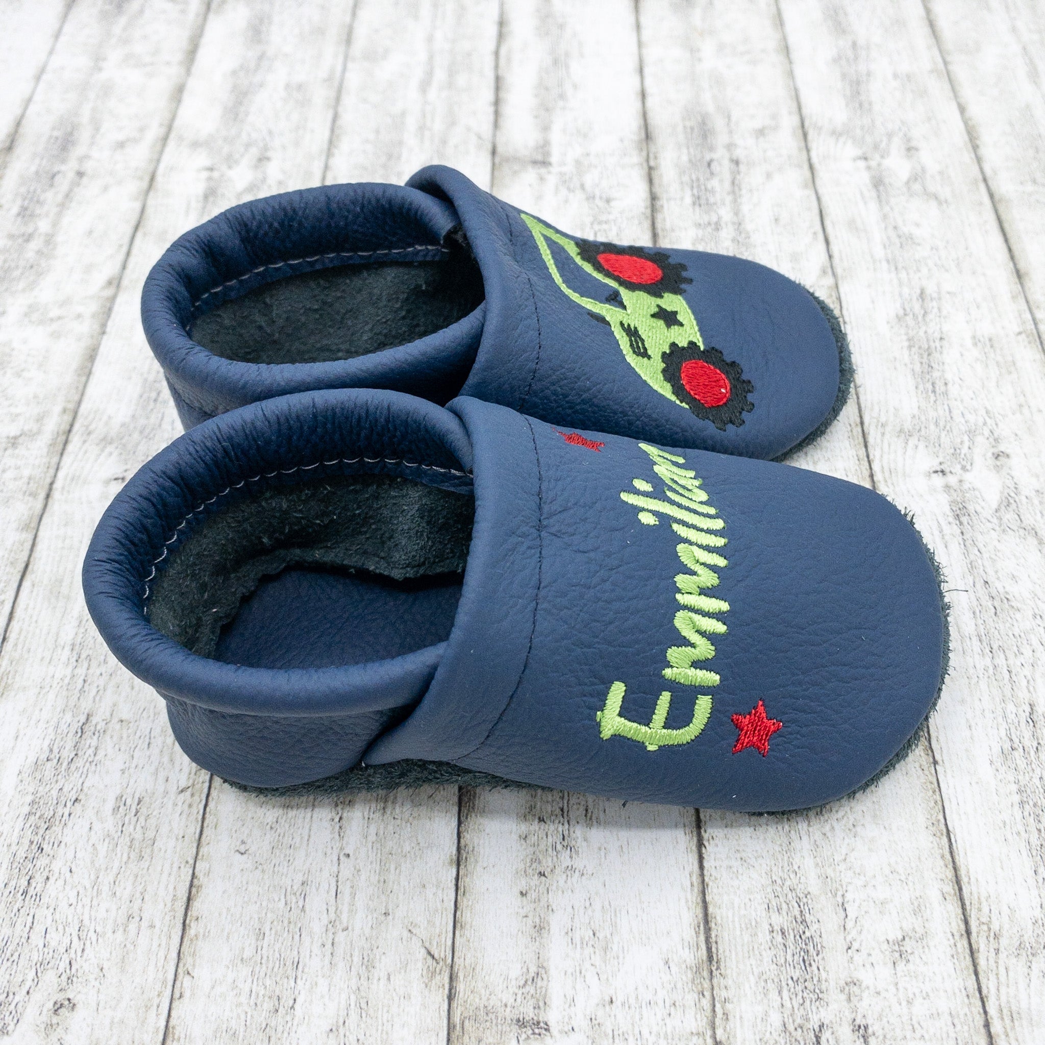 Krabbelschuhe in dunkelblau mit Traktor und Name bestickt aus Echtleder