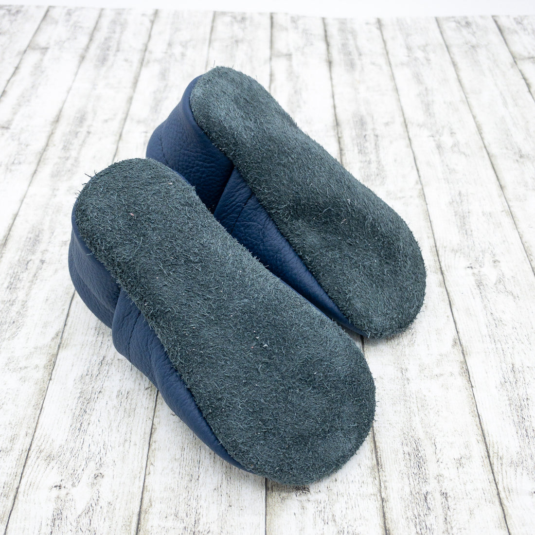 Krabbelschuhe in dunkelblau mit Traktor und Name bestickt aus Echtleder