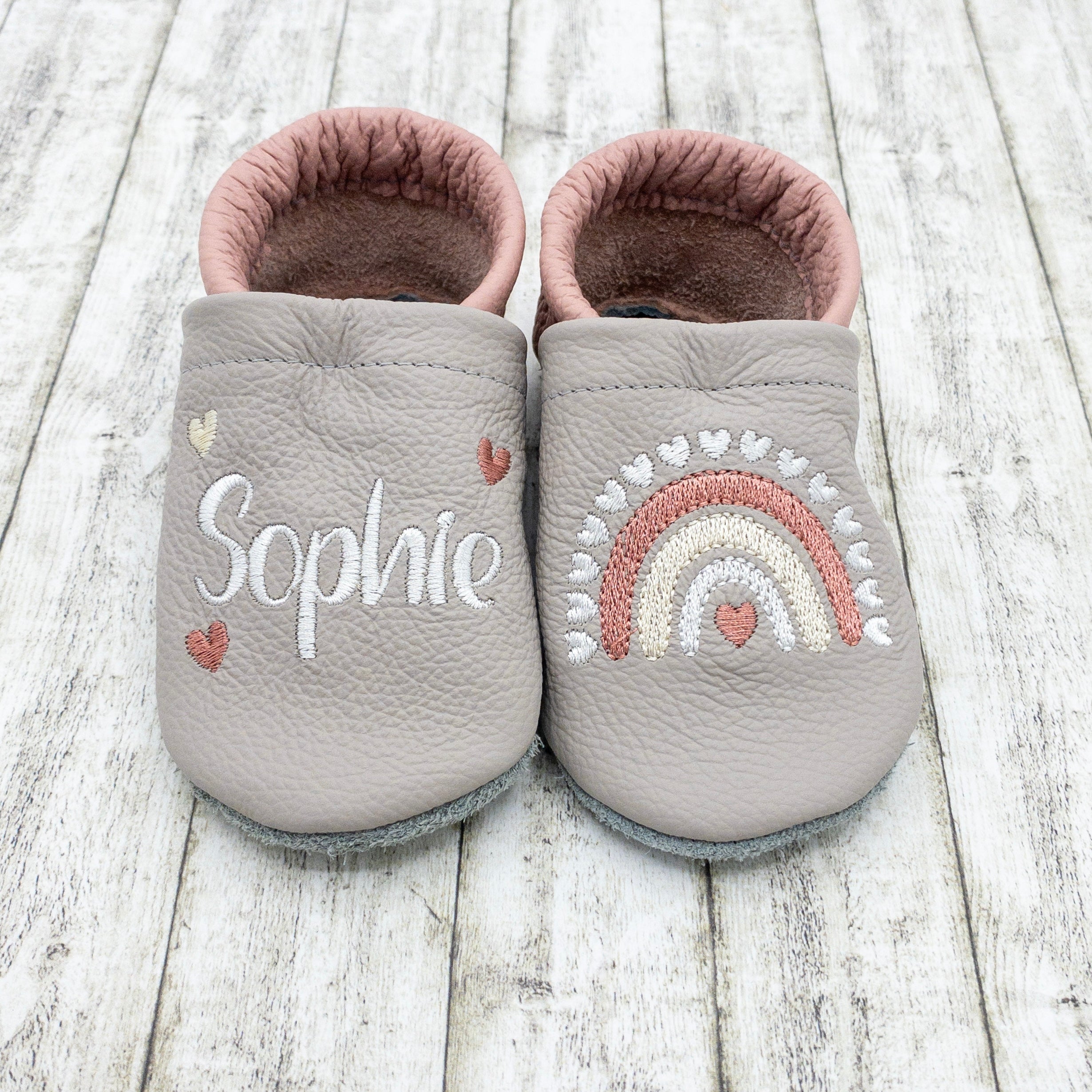 Krabbelschuhe mit Regenbogen aus Herzen und Name personalisiert Lederpuschen aus Echtleder