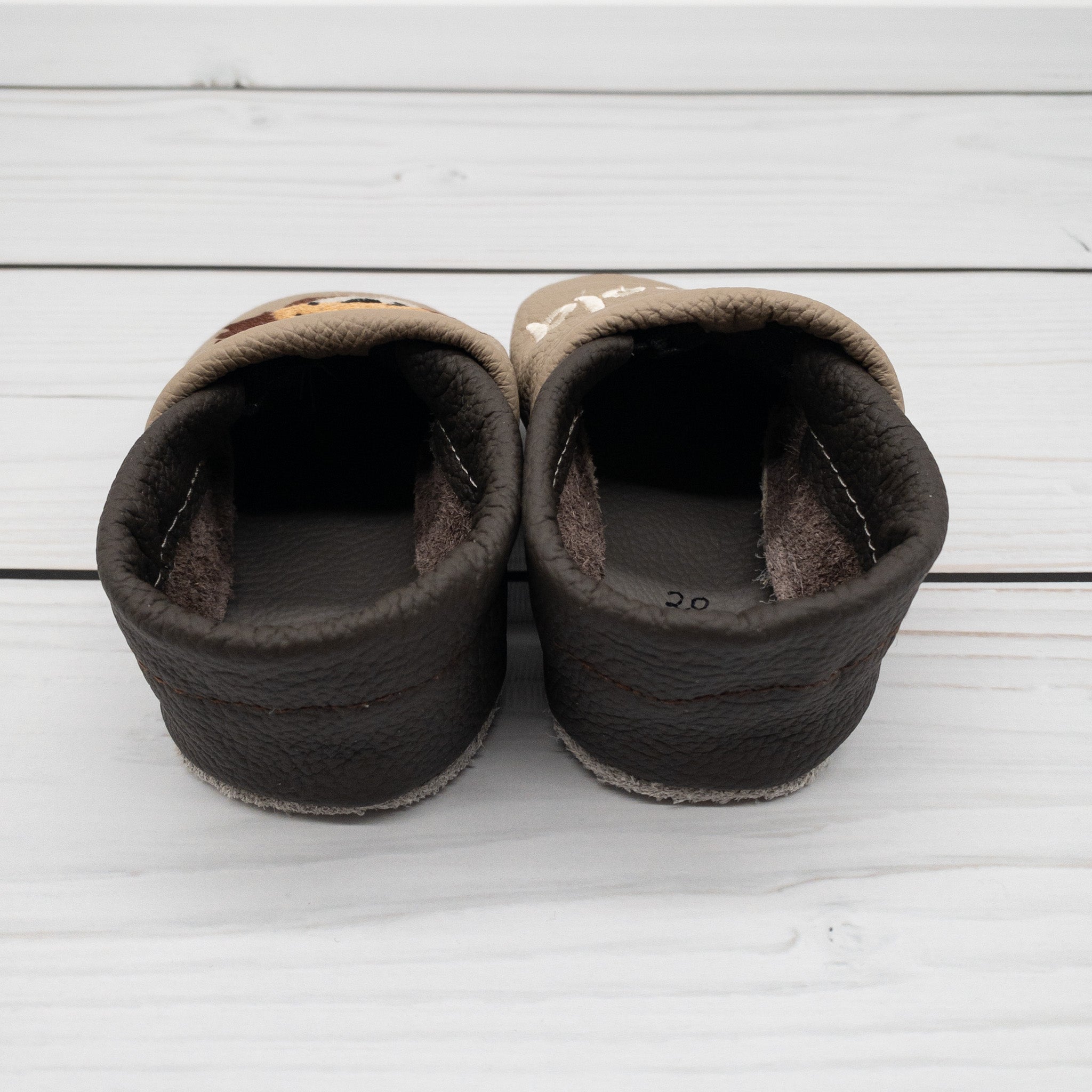 Krabbelschuhe in camel und dunkelbraun mit Löwe und Name bestickt