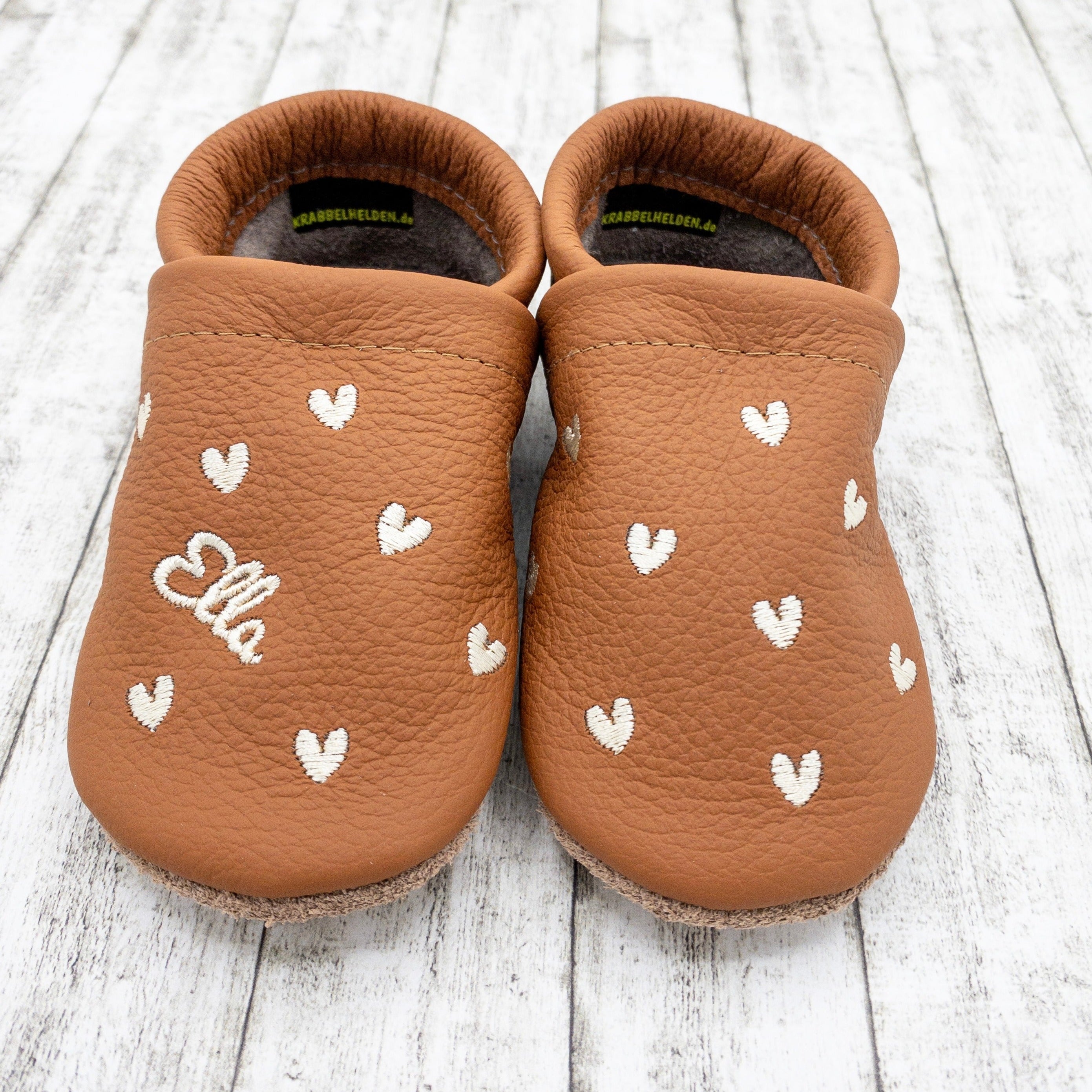 Krabbelschuhe mit Herzen bestickt mit Name personalisiert aus Echtleder