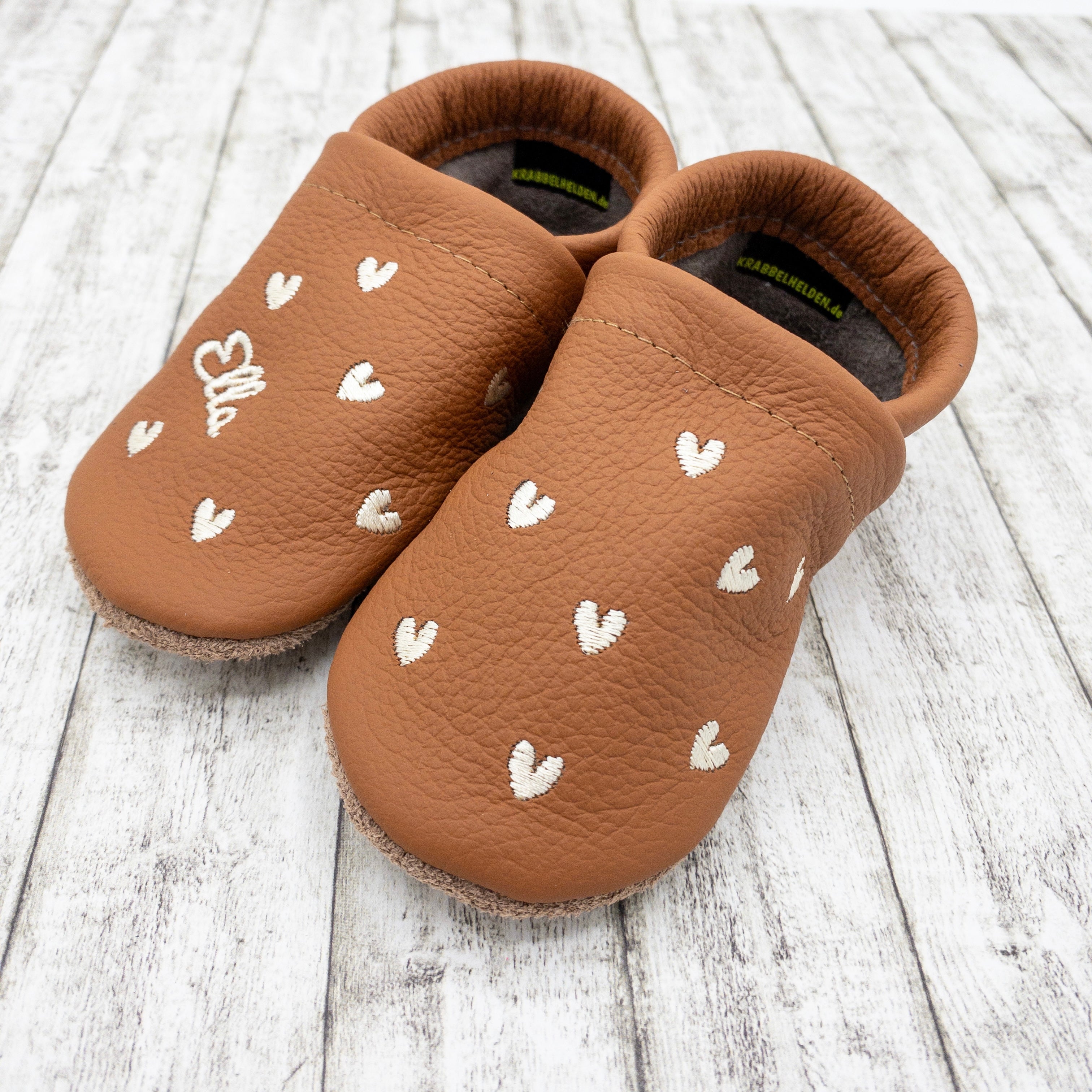 Krabbelschuhe mit Herzen bestickt mit Name personalisiert aus Echtleder