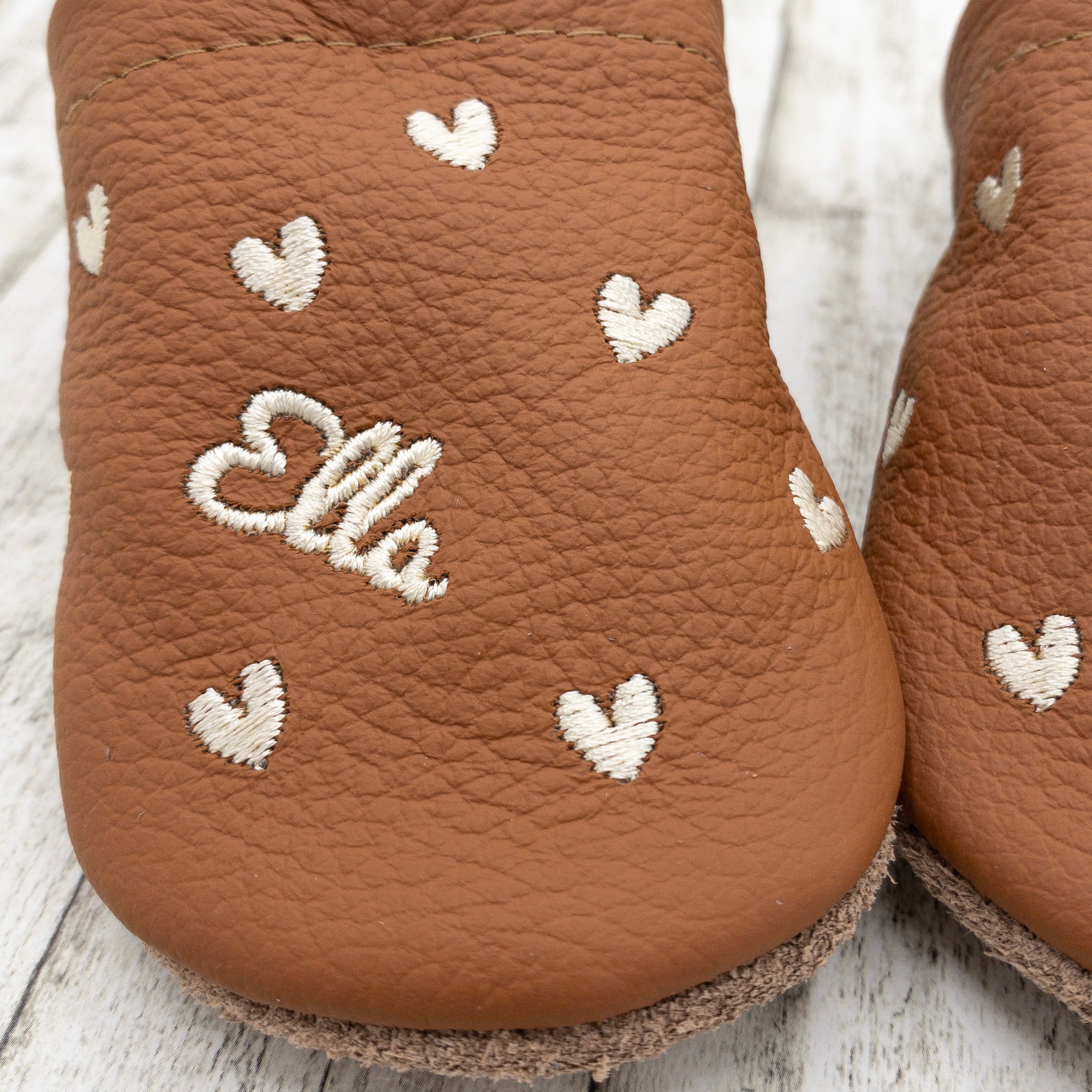 Krabbelschuhe mit Herzen bestickt mit Name personalisiert aus Echtleder