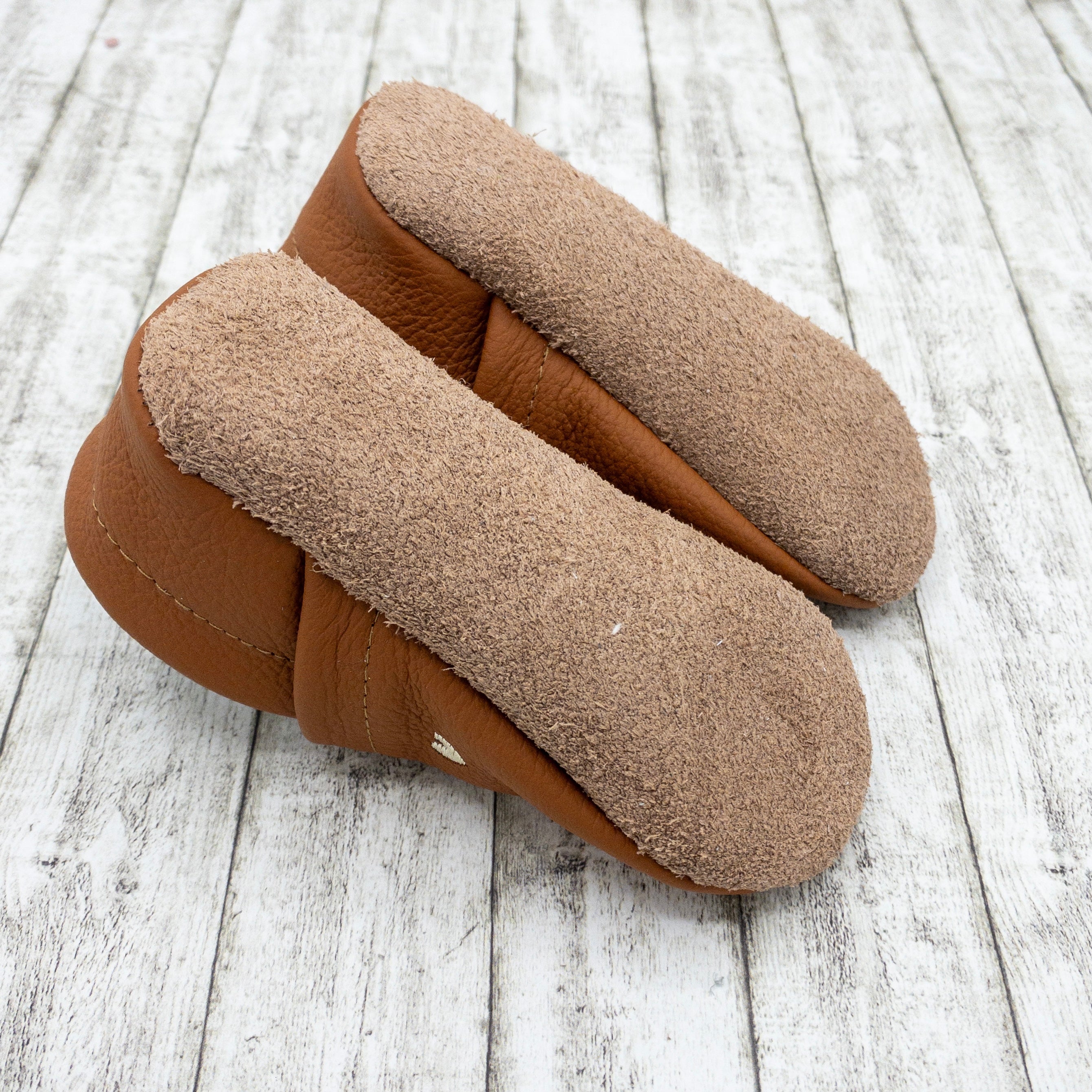 Krabbelschuhe mit Herzen bestickt mit Name personalisiert aus Echtleder