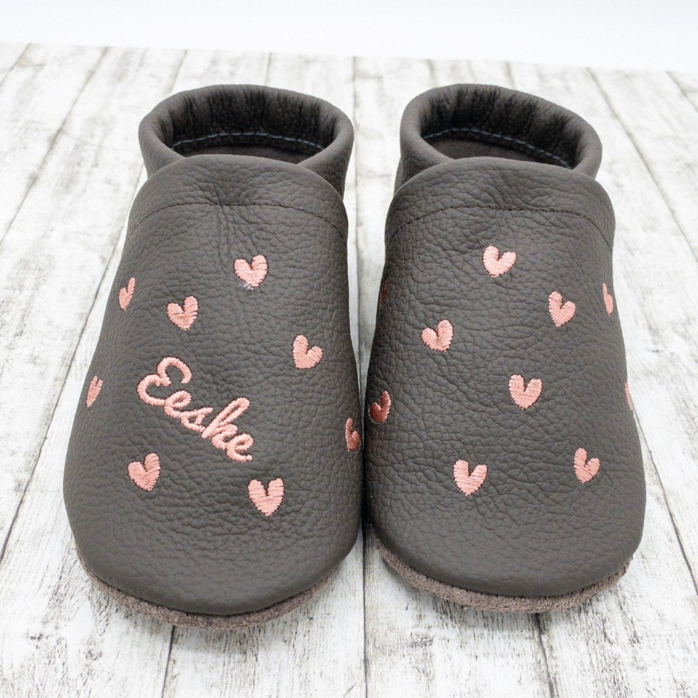 Krabbelschuhe mit Herzen bestickt mit Name personalisiert aus Echtleder