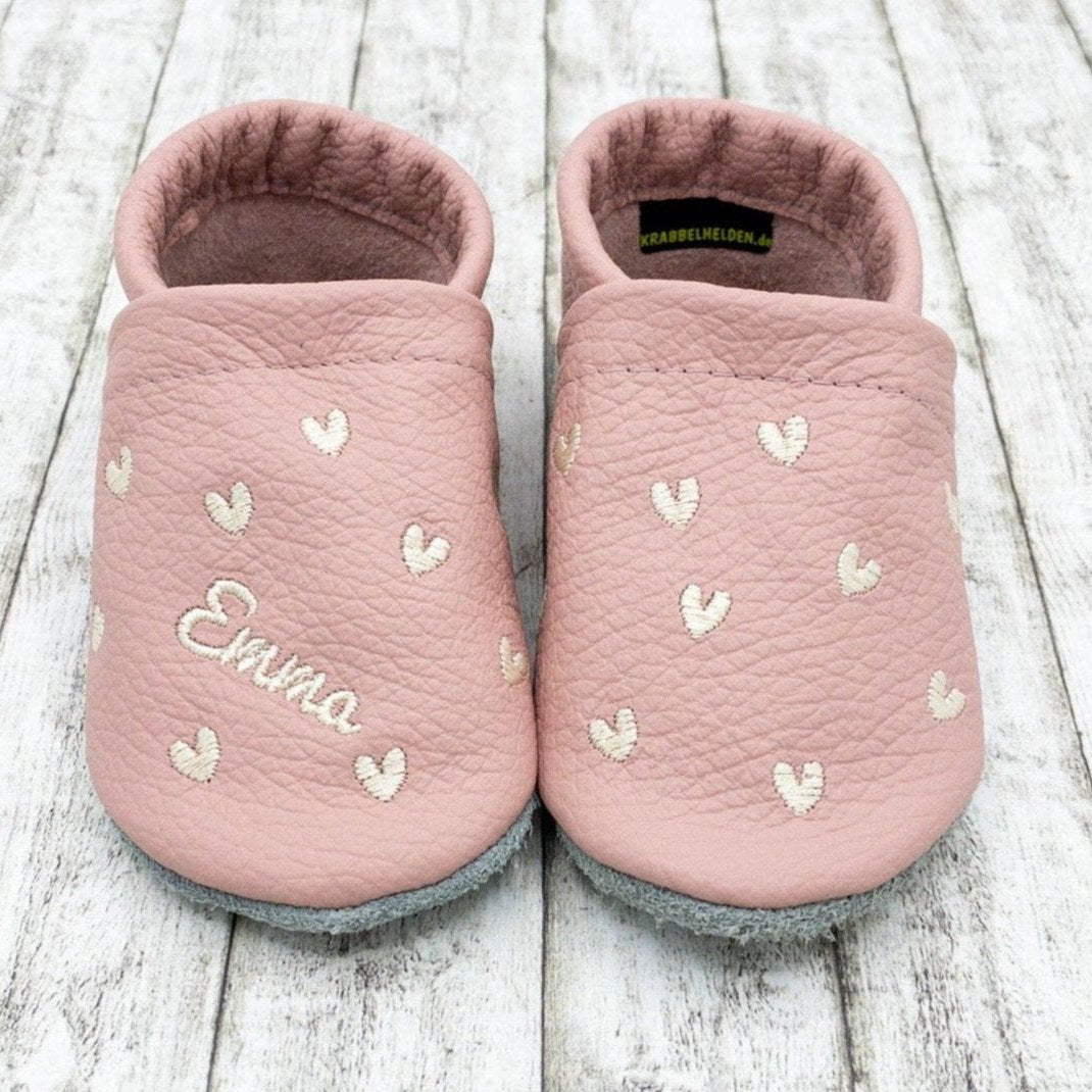 Krabbelschuhe mit Herzen bestickt mit Name personalisiert aus Echtleder