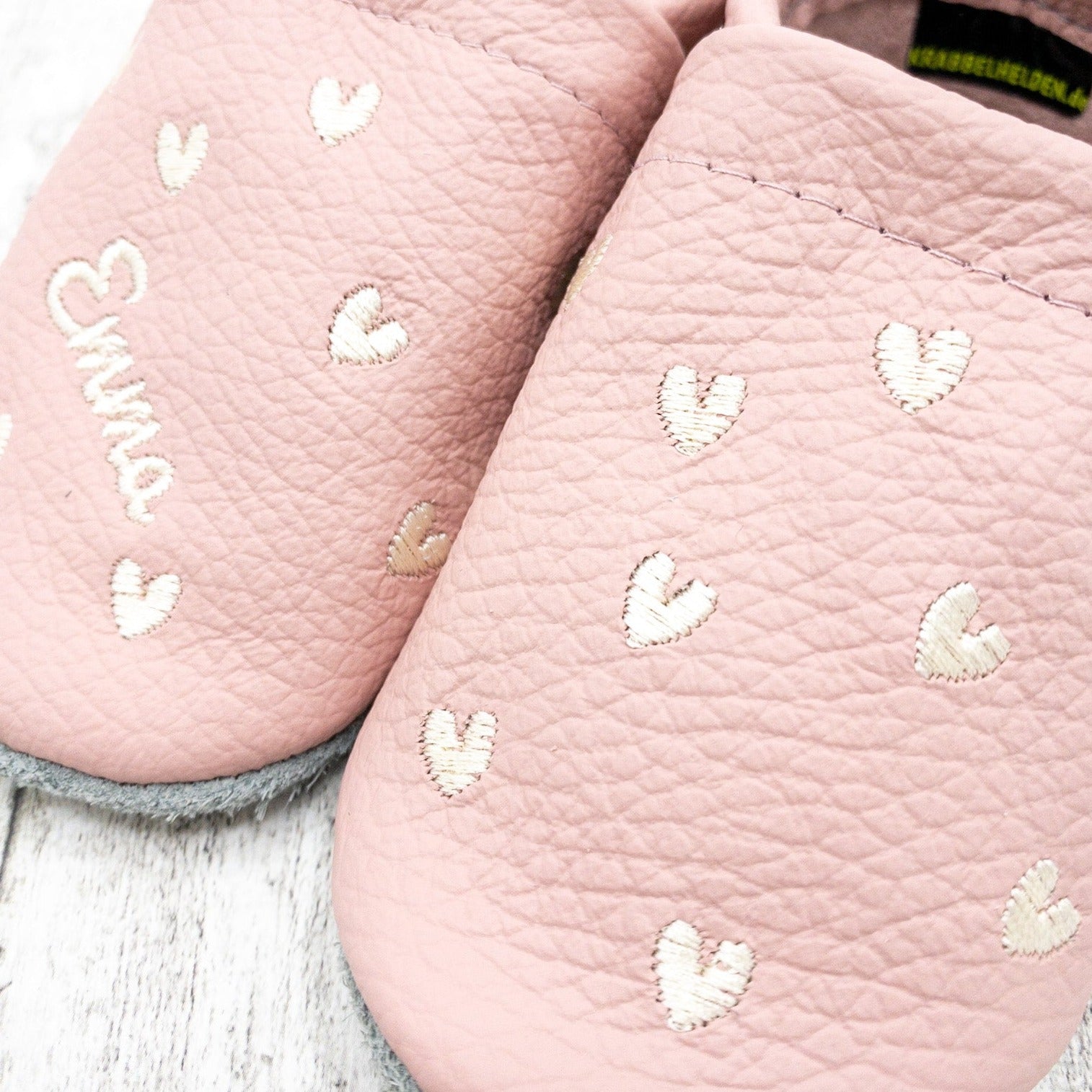 Krabbelschuhe mit Herzen bestickt mit Name personalisiert aus Echtleder