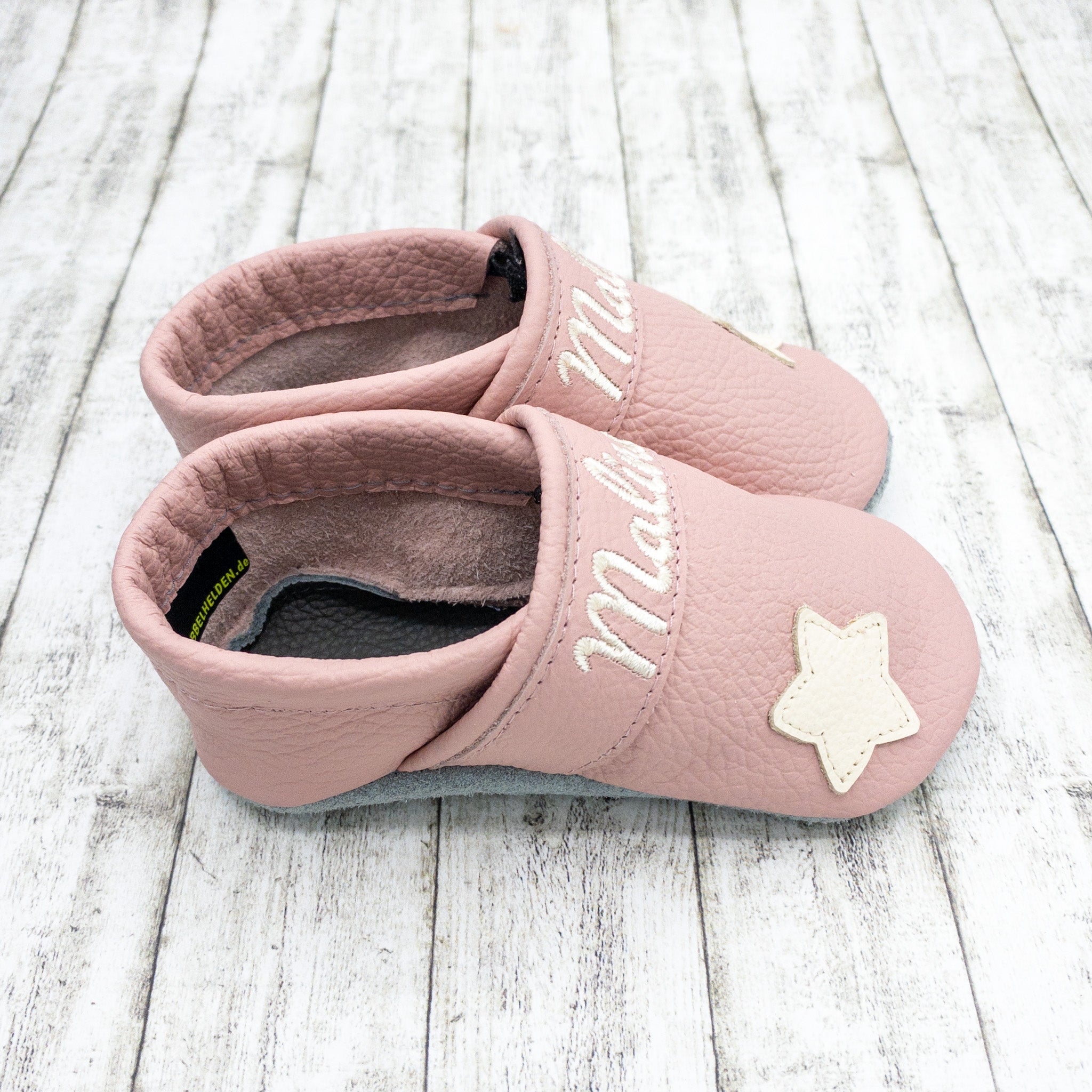 Krabbelschuhe in rosa mit Stern und Personalisierung aus Echtleder