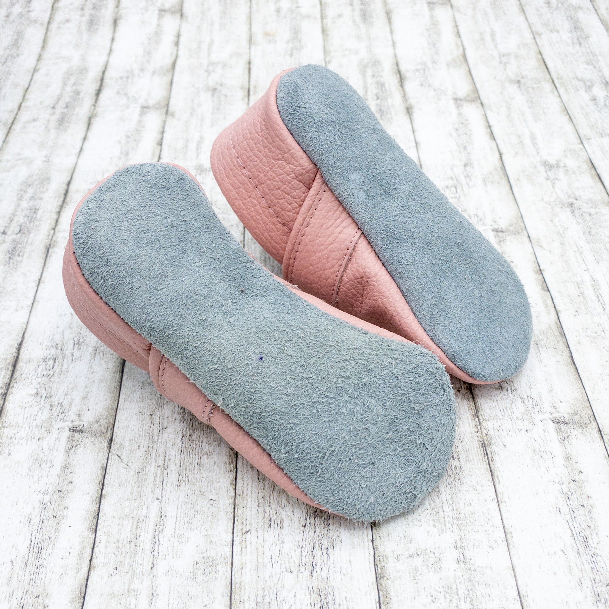 Krabbelschuhe in rosa mit Stern und Personalisierung aus Echtleder