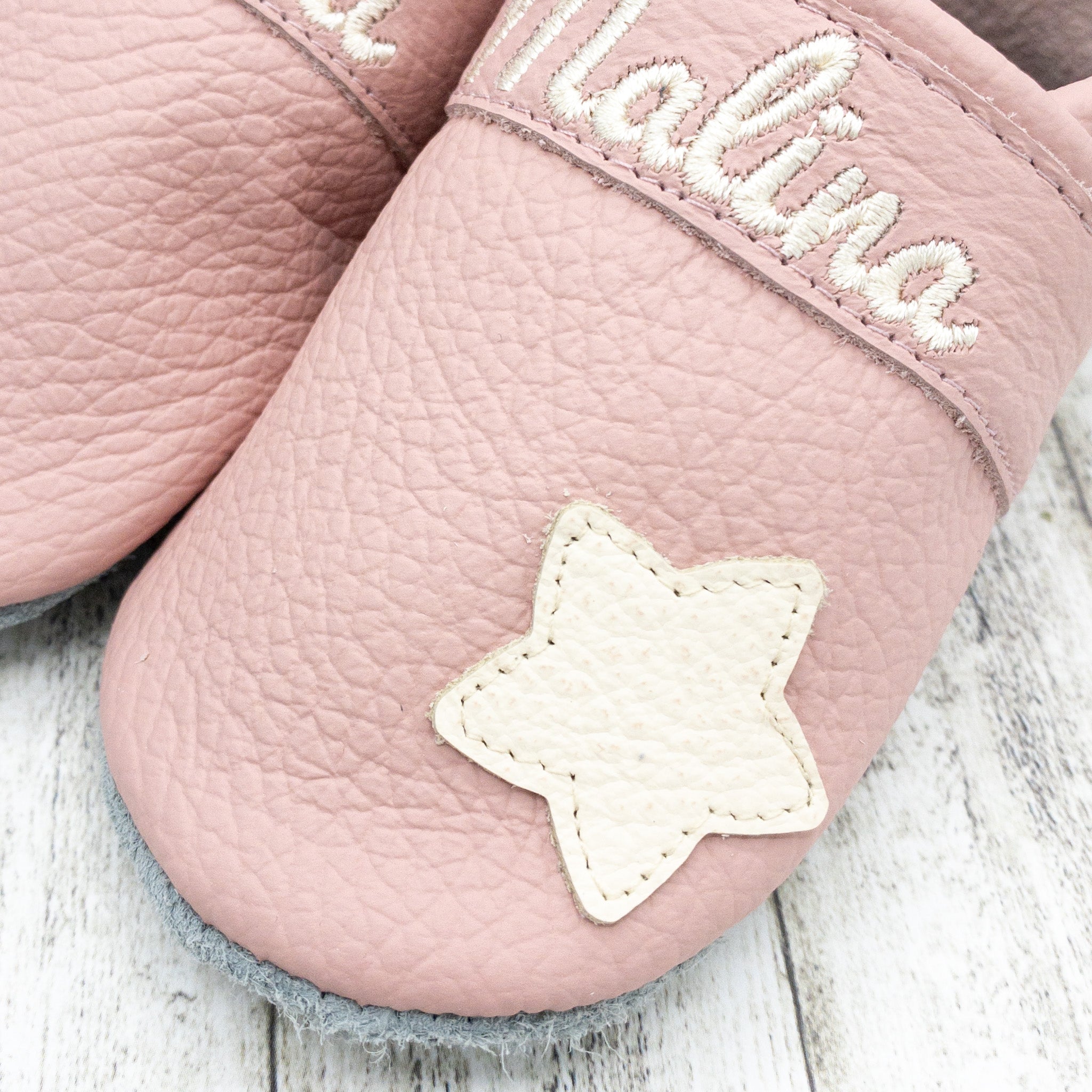 Krabbelschuhe in rosa mit Stern und Personalisierung aus Echtleder