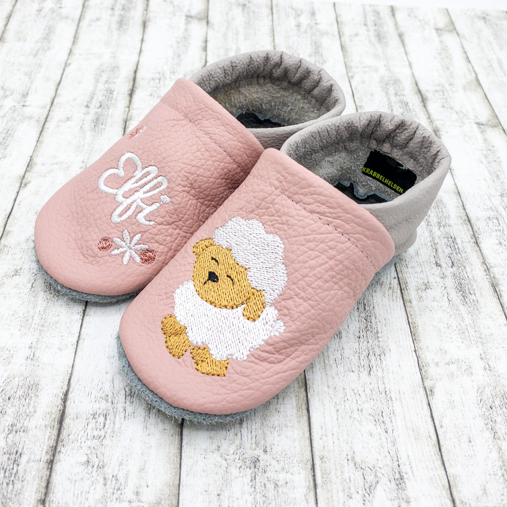Krabbelschuhe in rosa mit Schaf und Personalisierung aus Echtleder