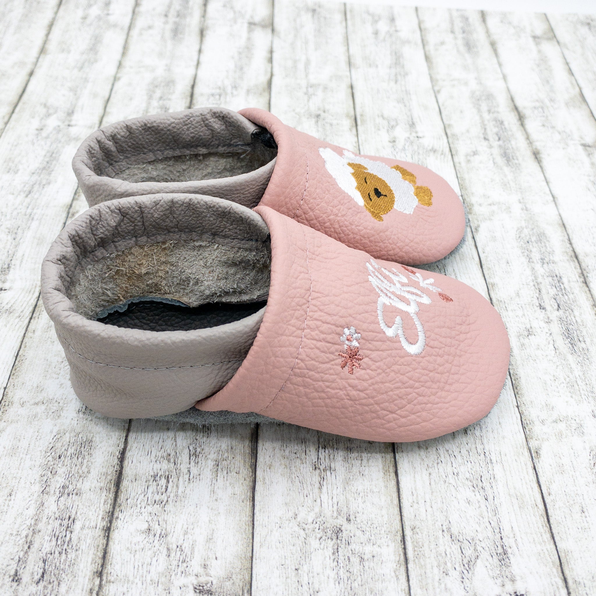 Krabbelschuhe in rosa mit Schaf und Personalisierung aus Echtleder
