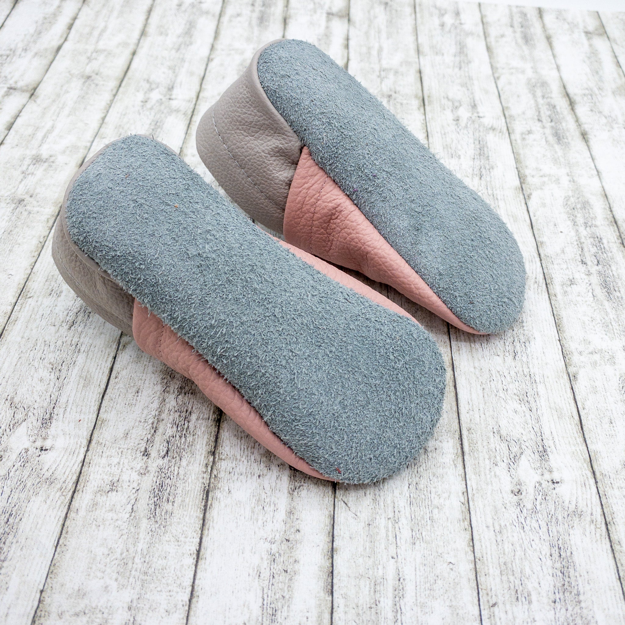 Krabbelschuhe in rosa mit Schaf und Personalisierung aus Echtleder