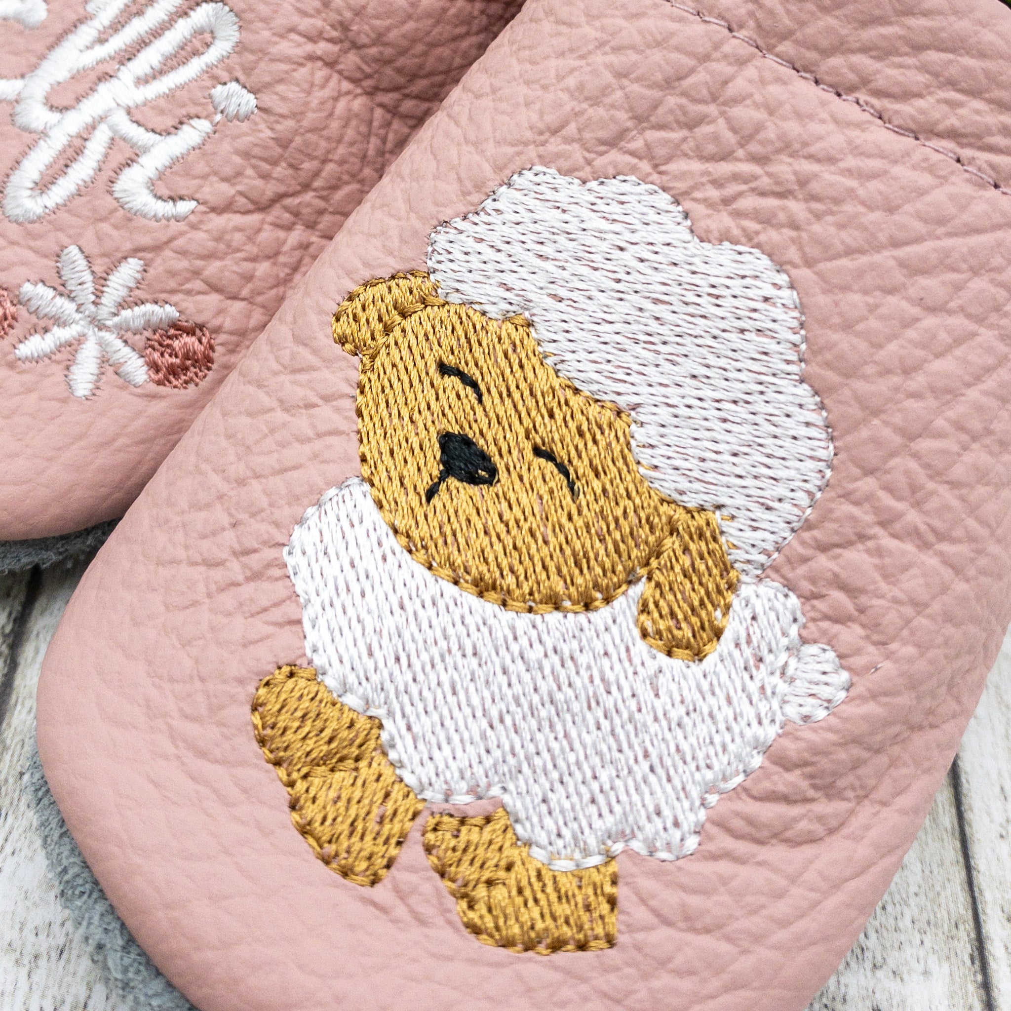 Krabbelschuhe in rosa mit Schaf und Personalisierung aus Echtleder