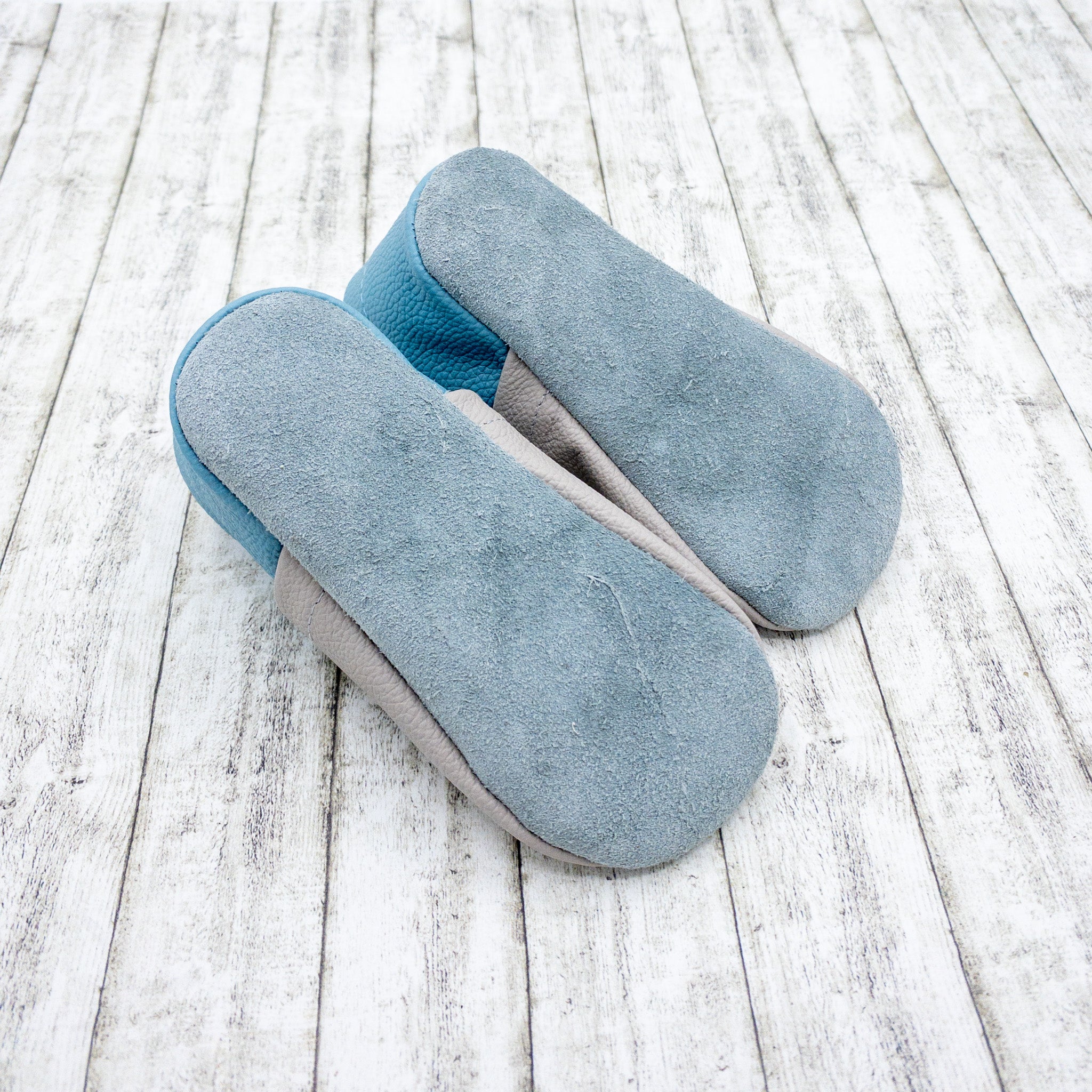 Personalisierte Krabbelschuhe für Kinder mit Bär und Biene - individuell mit Namen bestickt