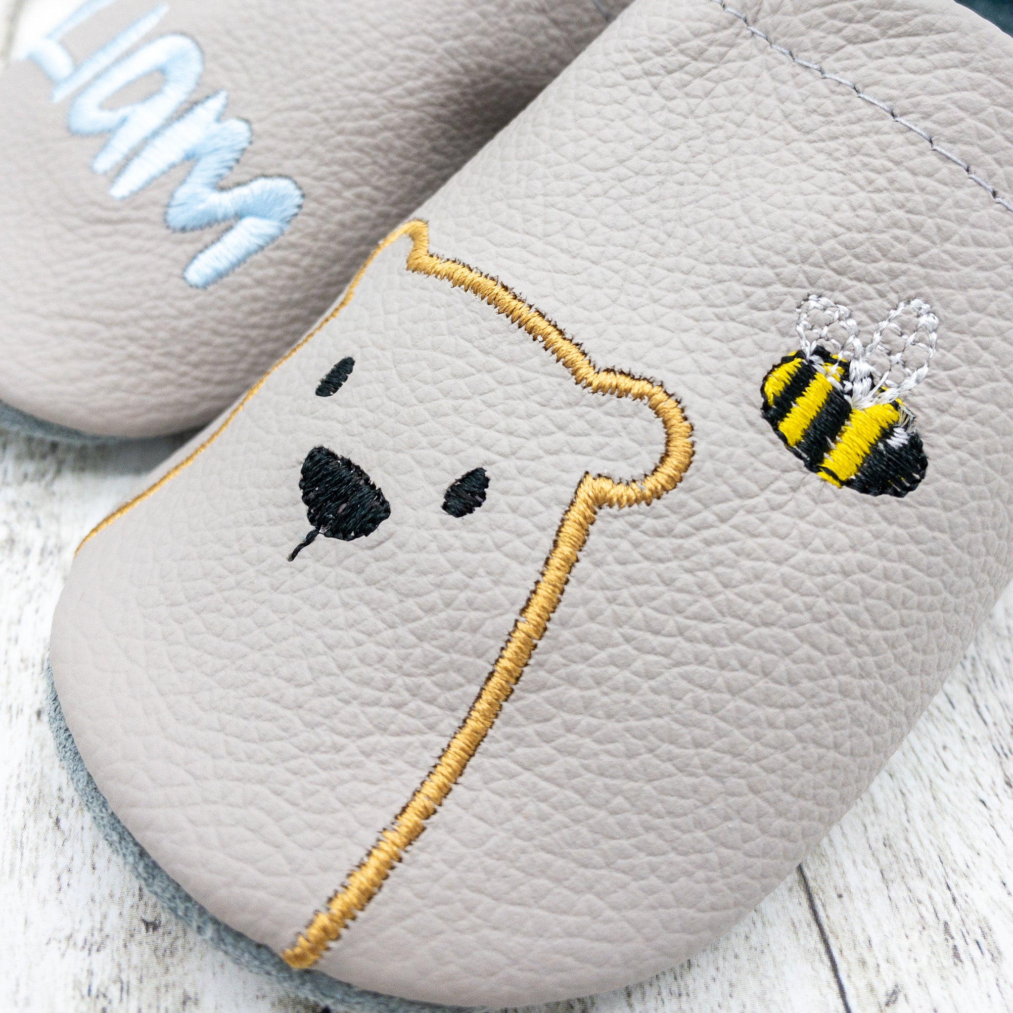 Personalisierte Krabbelschuhe für Kinder mit Bär und Biene - individuell mit Namen bestickt